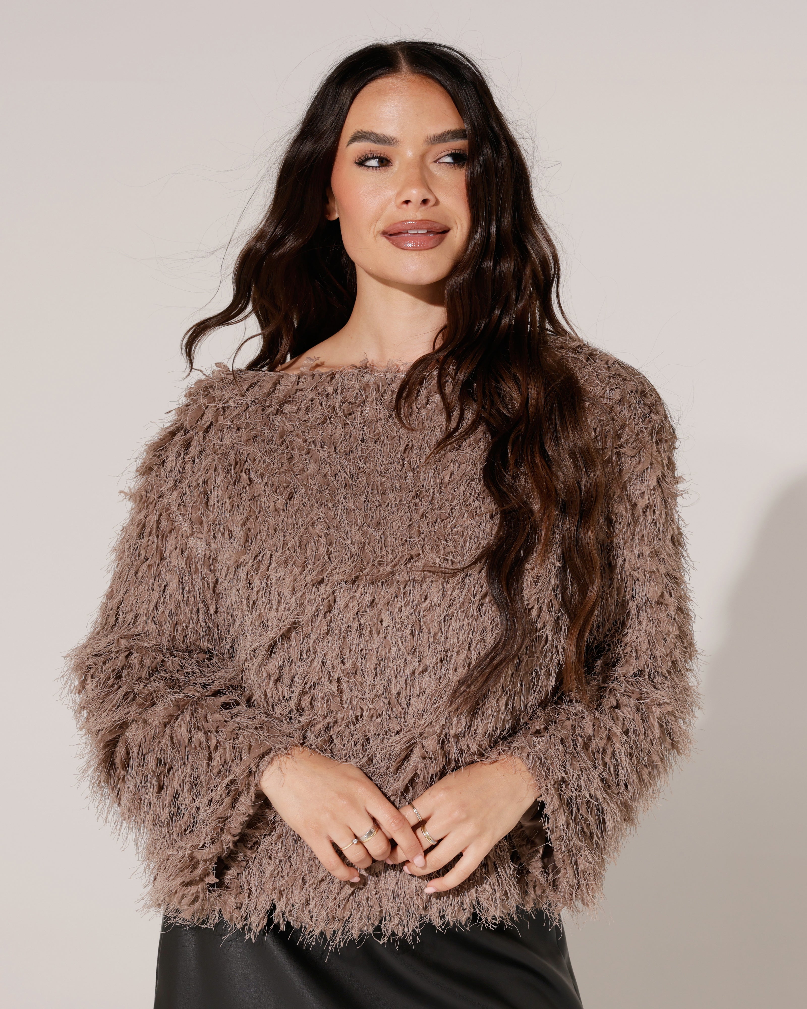 Off-shoulder top Lilly taupe met franjestructuur en extra wijde mouwen