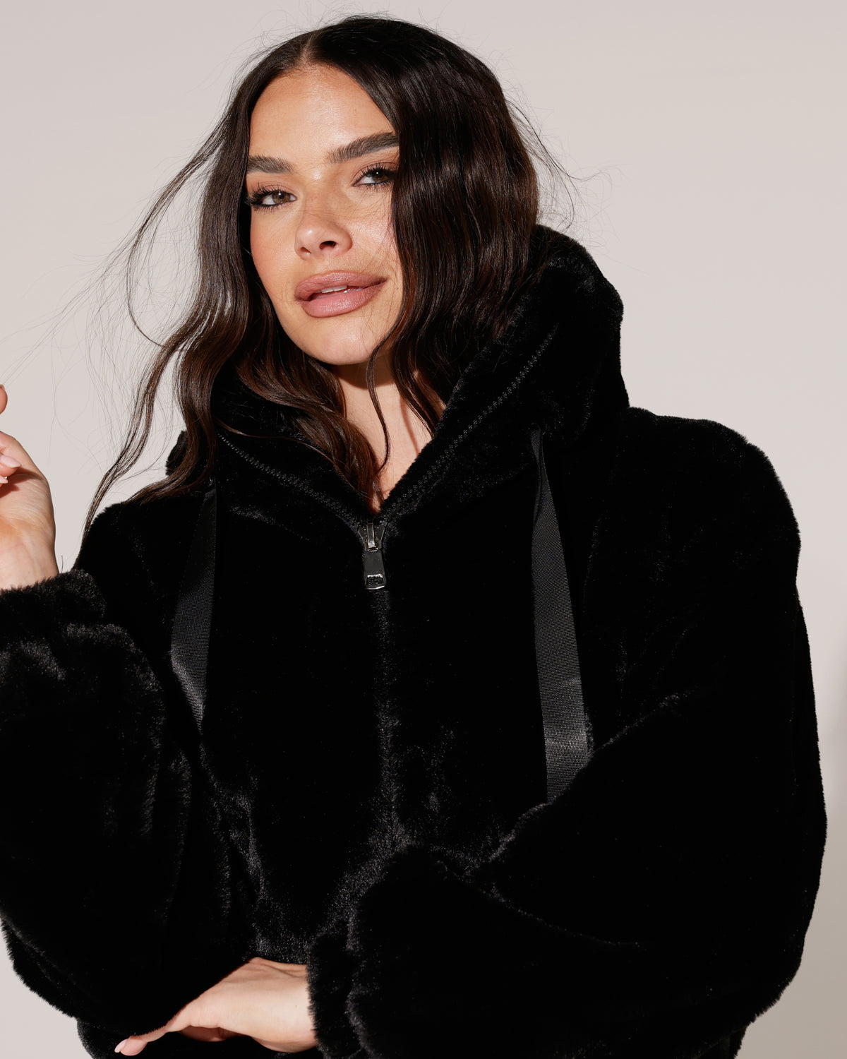 Fake fur jacket met capuchon Romy Zwart