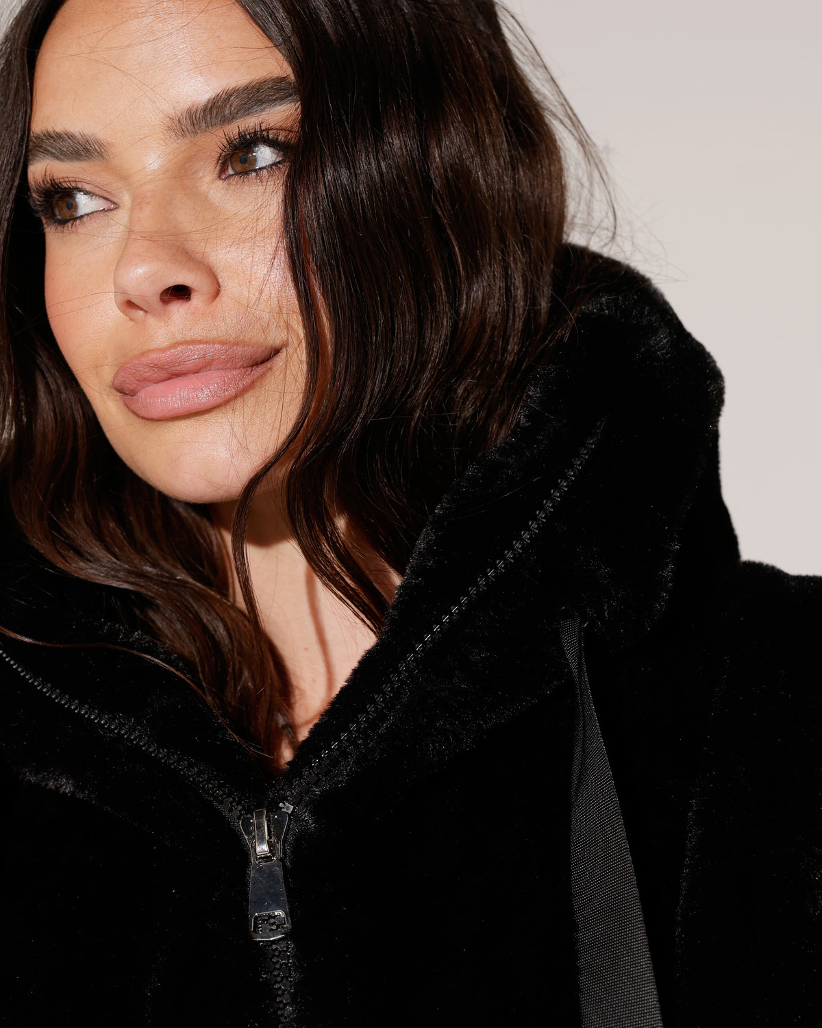 Fake fur jacket met capuchon Romy Zwart