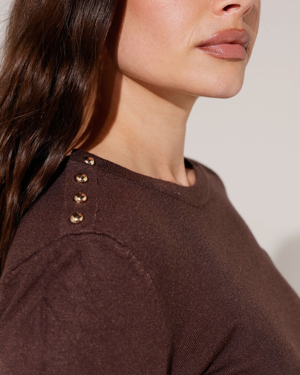 Top met goudkleurige studs Lize Donkerbruin