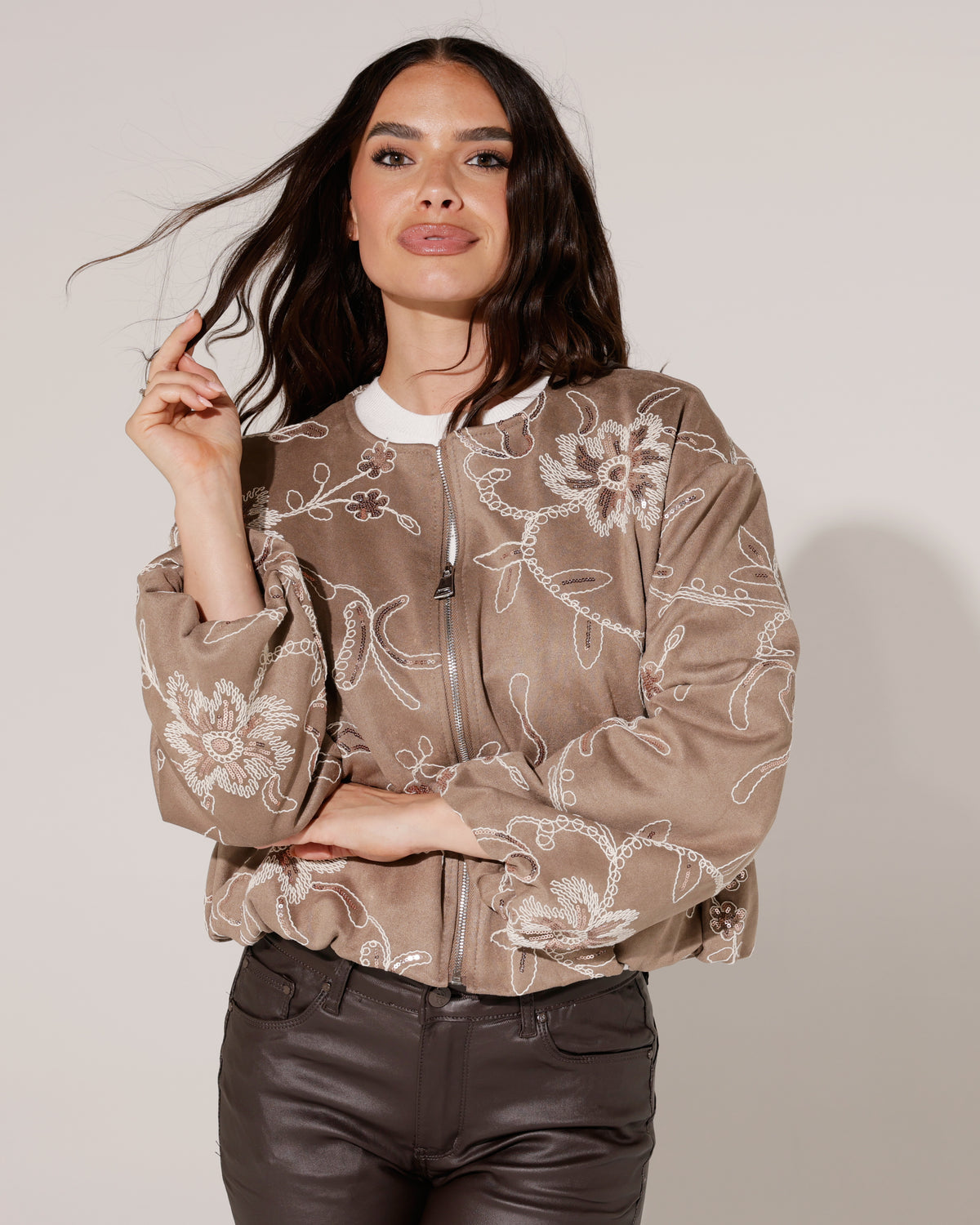 Bomberjacket met bloemen Fenna Zand