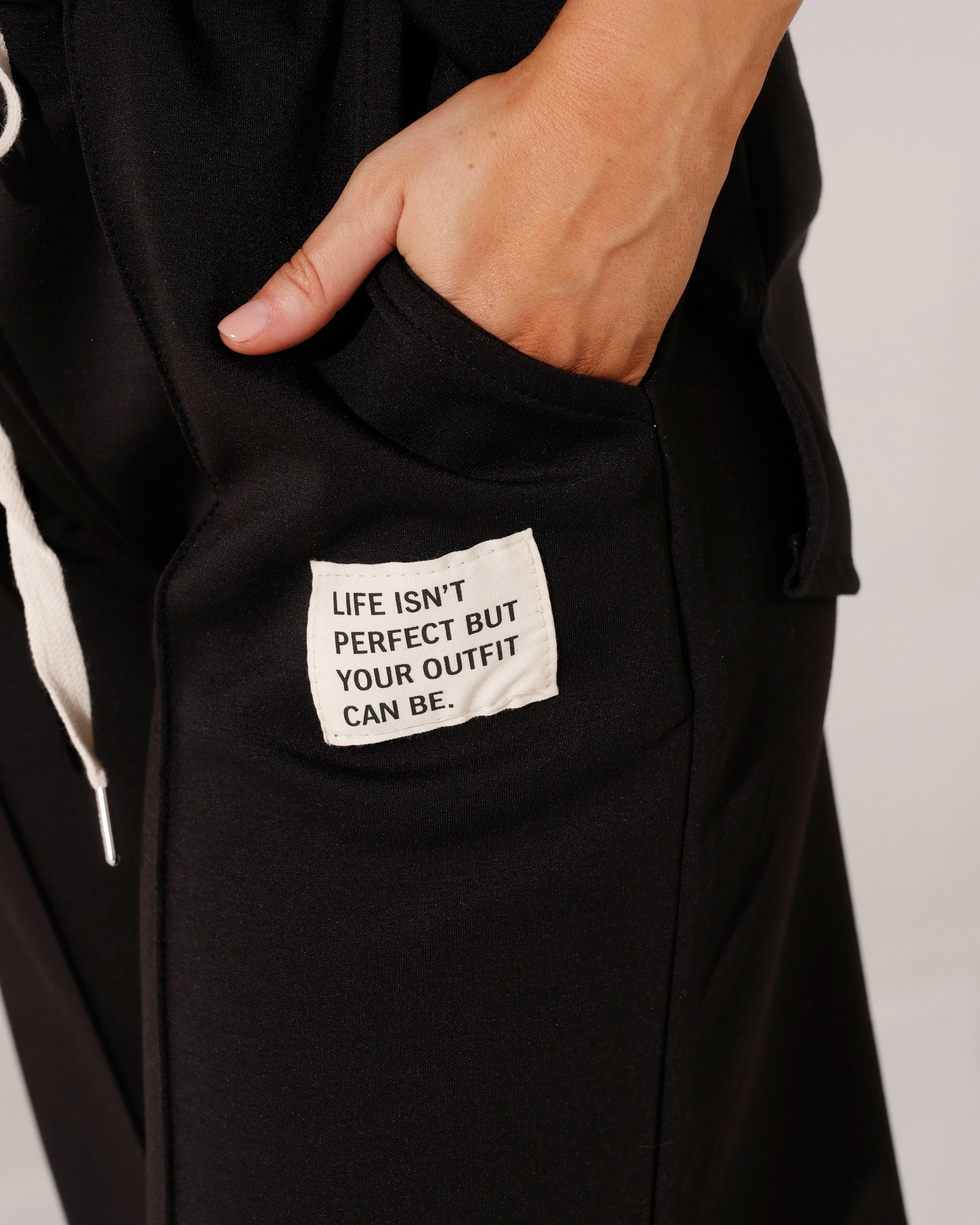 Huispak korte mouwen beige label isn't Perfect Zwart