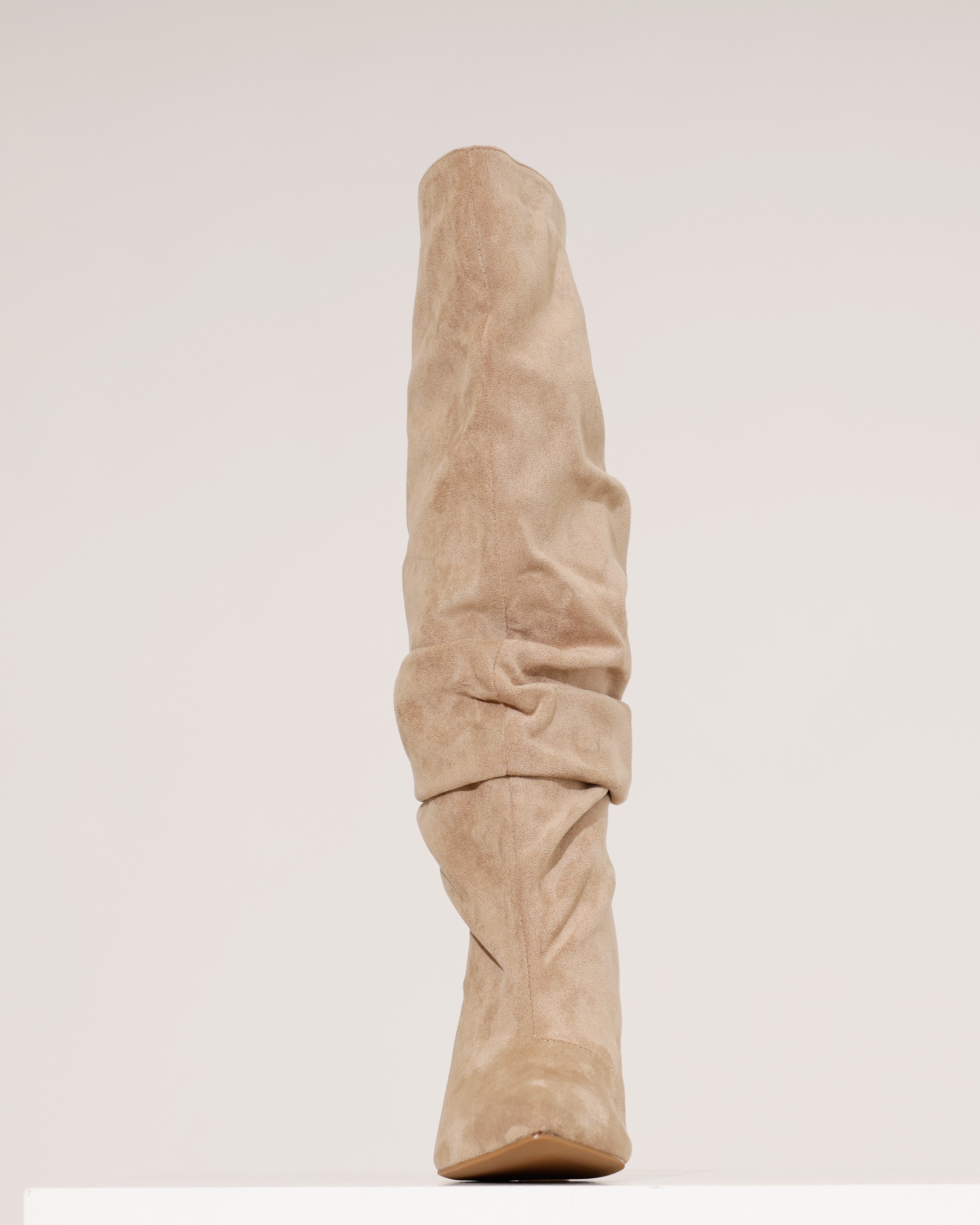 Beige hoge laars suède look met spitse neus – voorkant