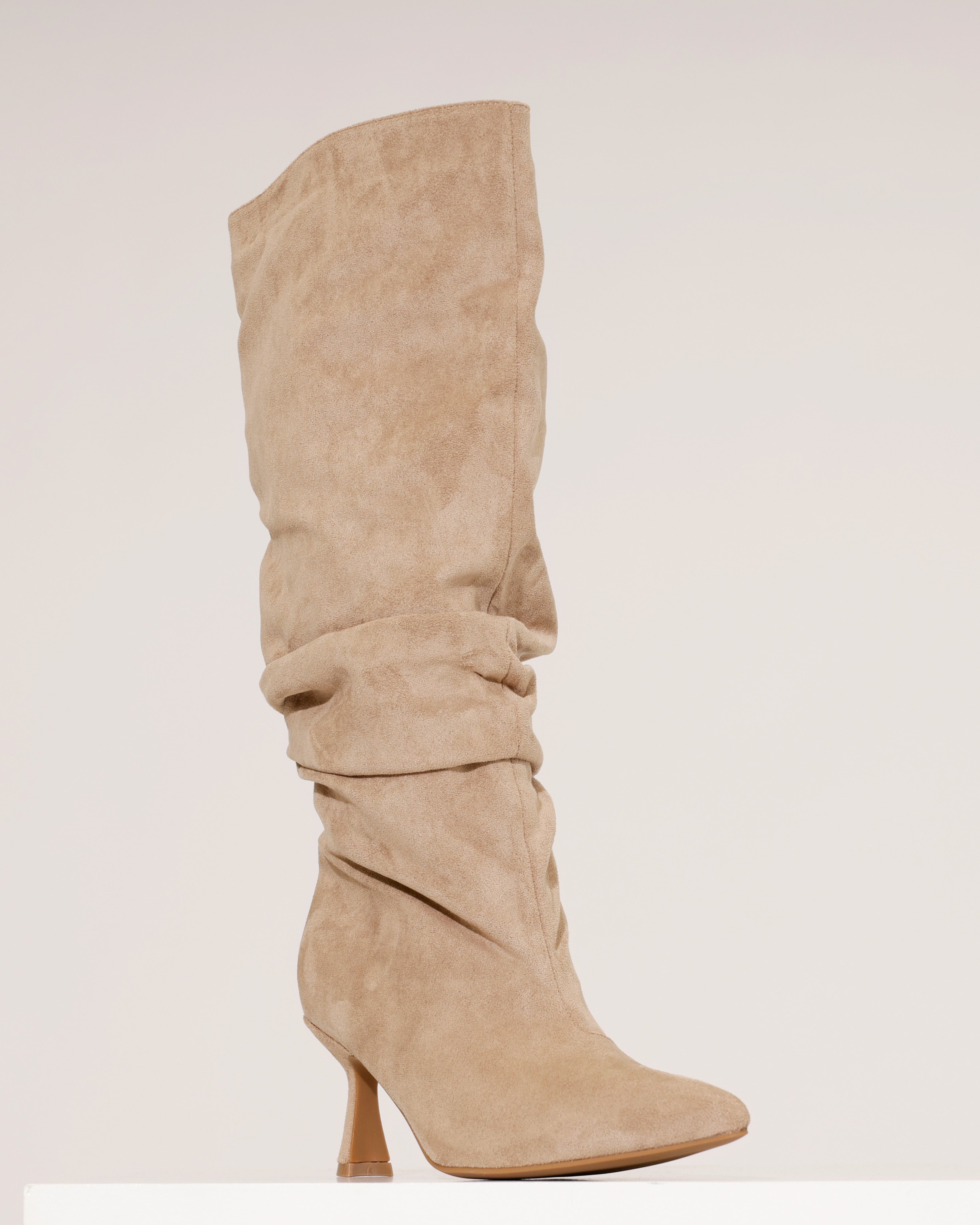 Beige slouchy laars met hak en suède look – andere zijde