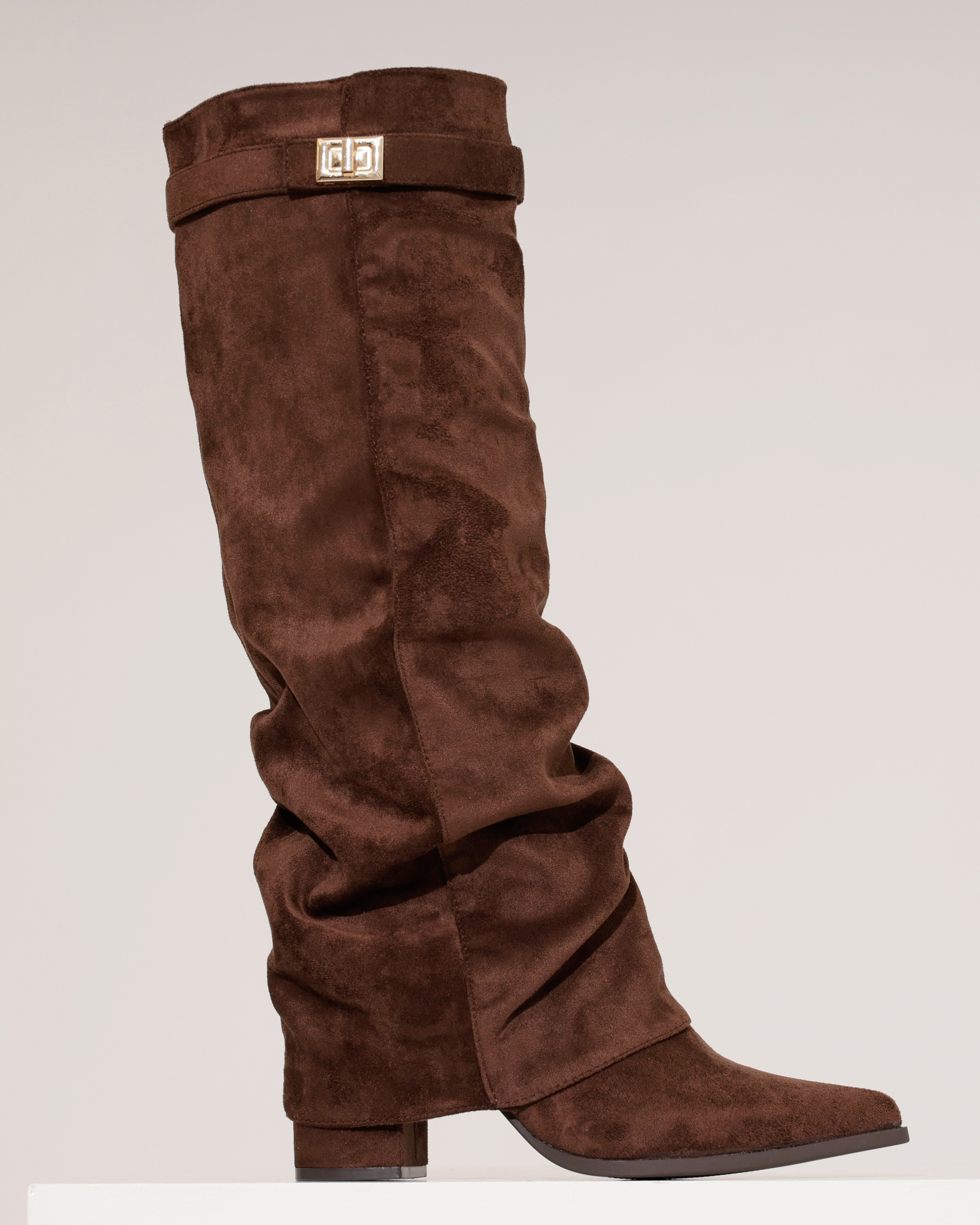 Bruine suède look hoge laars met hak en slouchy schacht – zijaanzicht