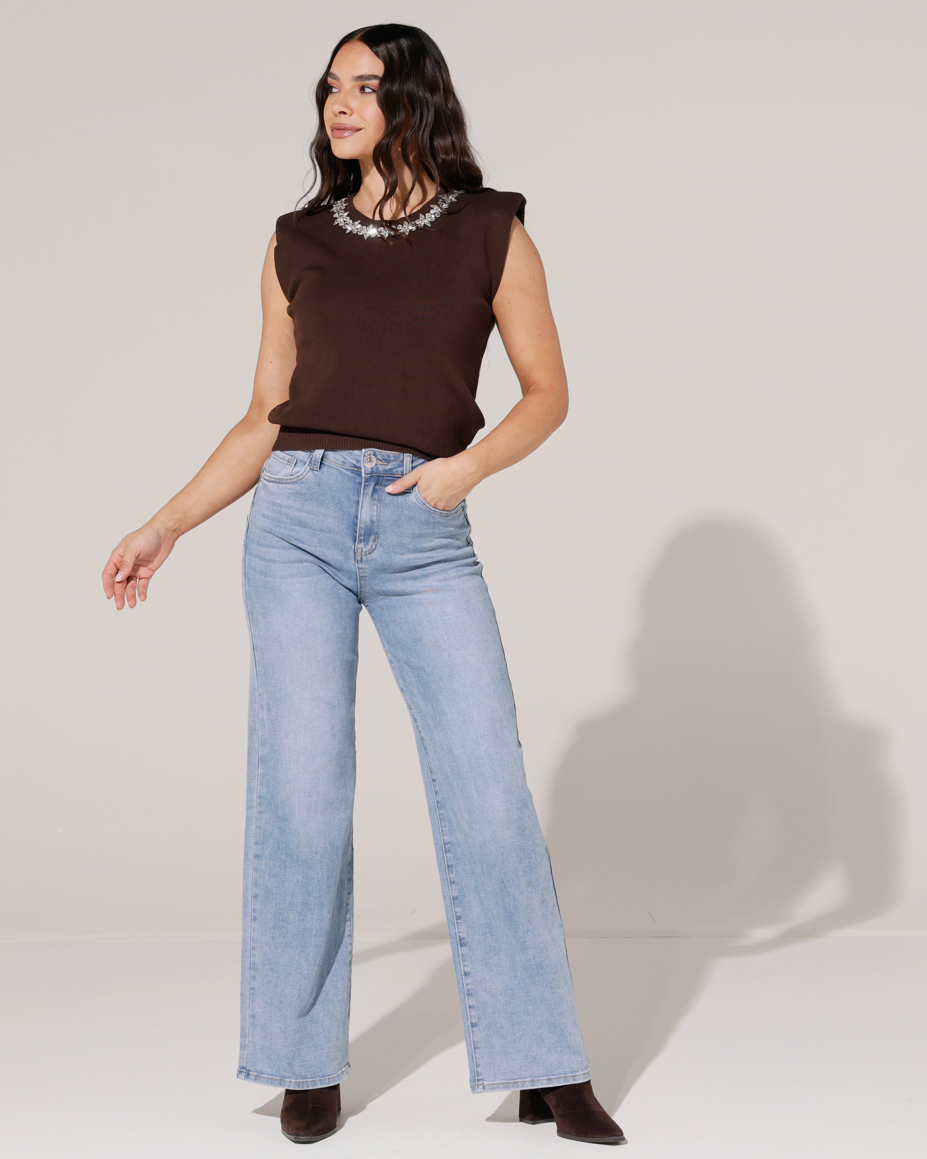 Mouwloze top met strass hals Kim Donkerbruin