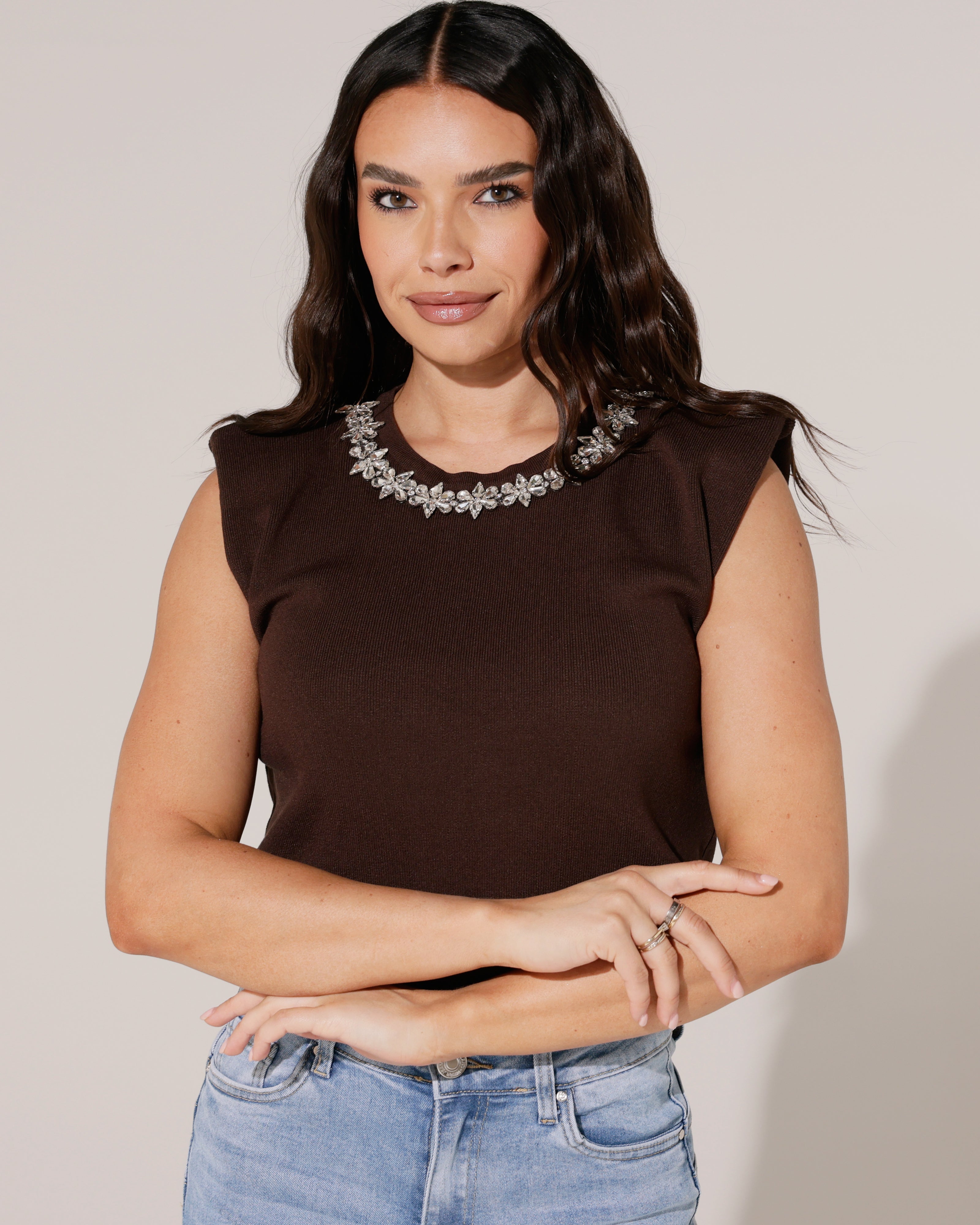 Mouwloze top met strass hals Kim Donkerbruin