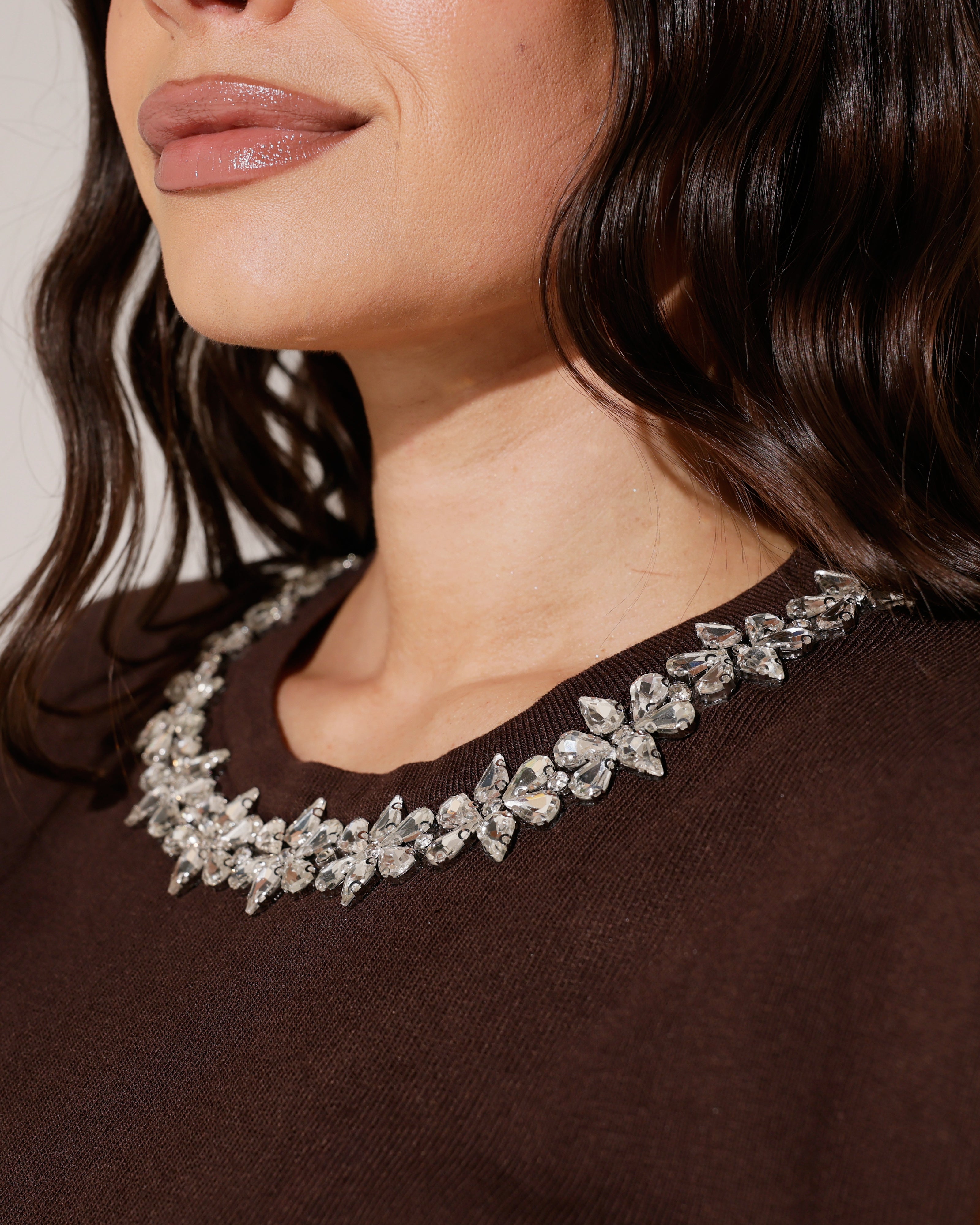 Mouwloze top met strass hals Kim Donkerbruin