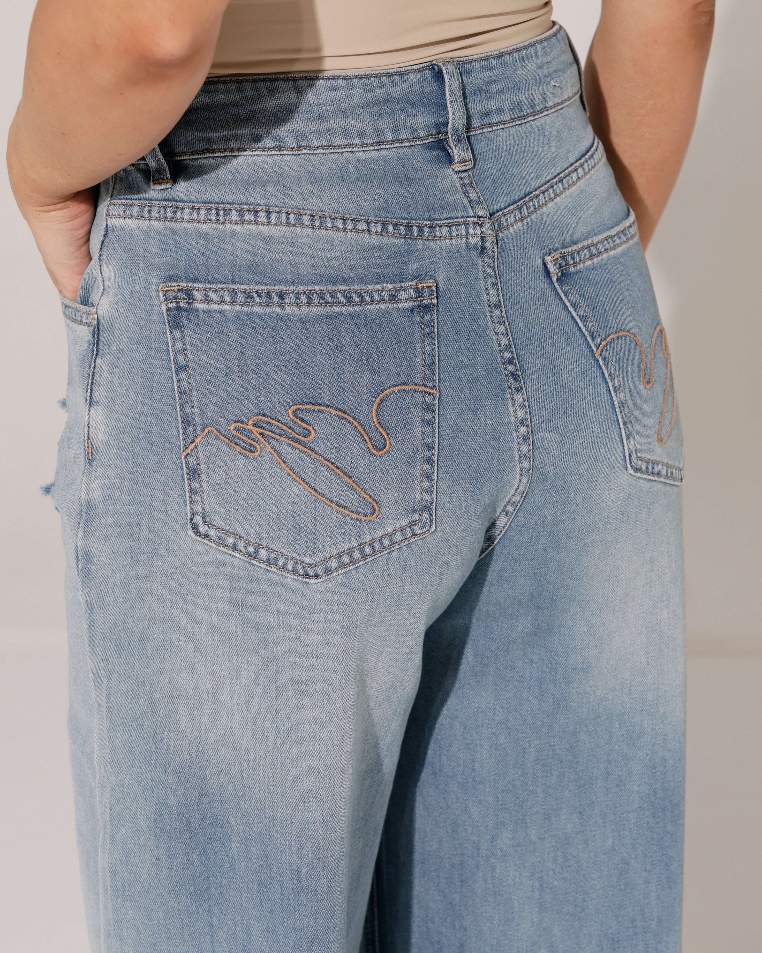 Queen Hearts | Wide leg, soft jeans James Blauw
