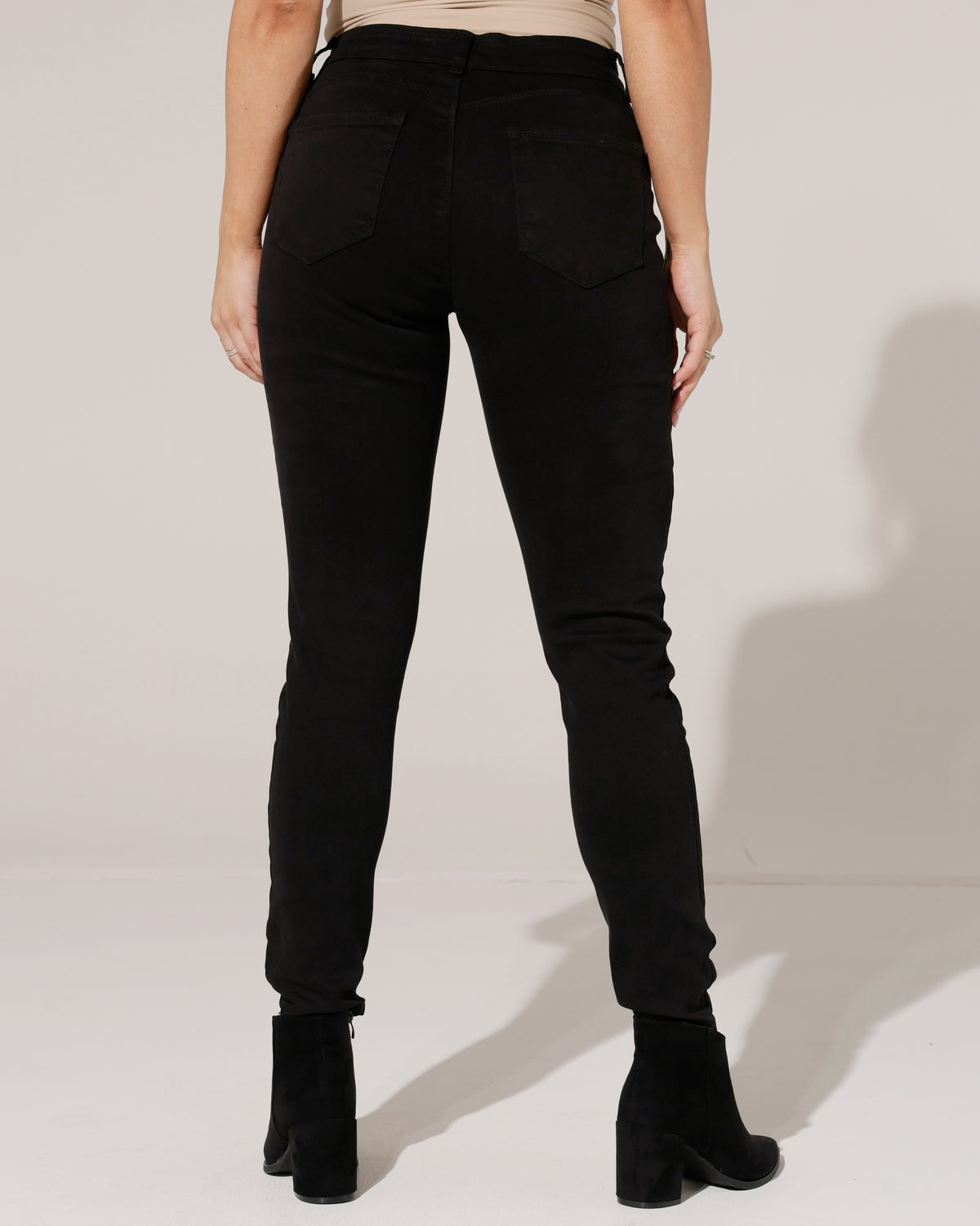 Ana & Lucy Skinny jeans, Push up Lucie-A in zwart, extra aanzicht 3