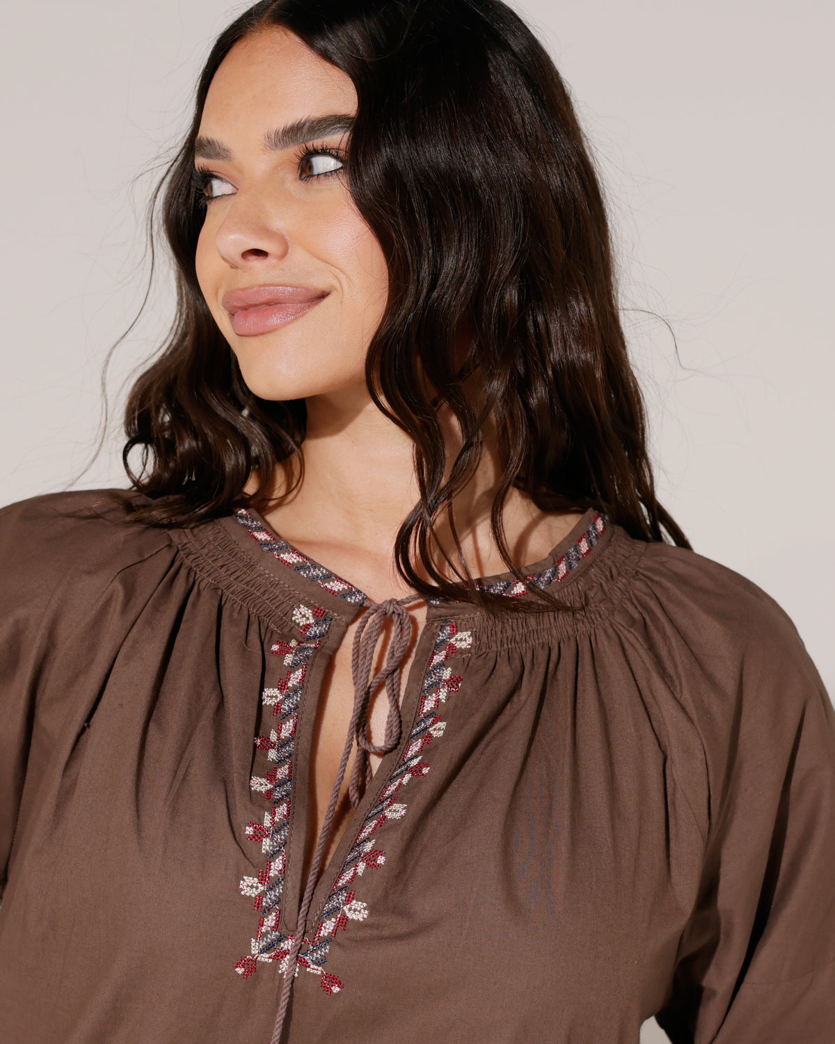 Blouse met flosjes Emmy in bruin, extra aanzicht 3