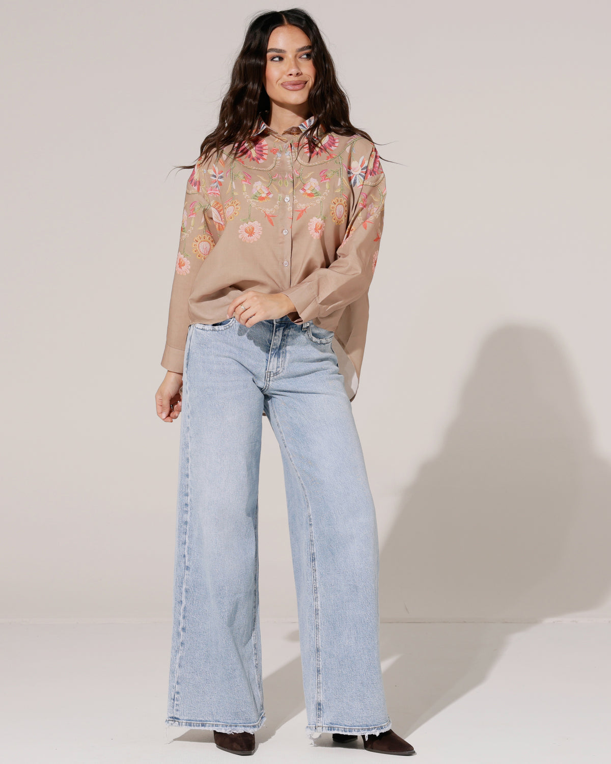 Blouse met geborduurde bloemen Lois in taupe, extra aanzicht 3