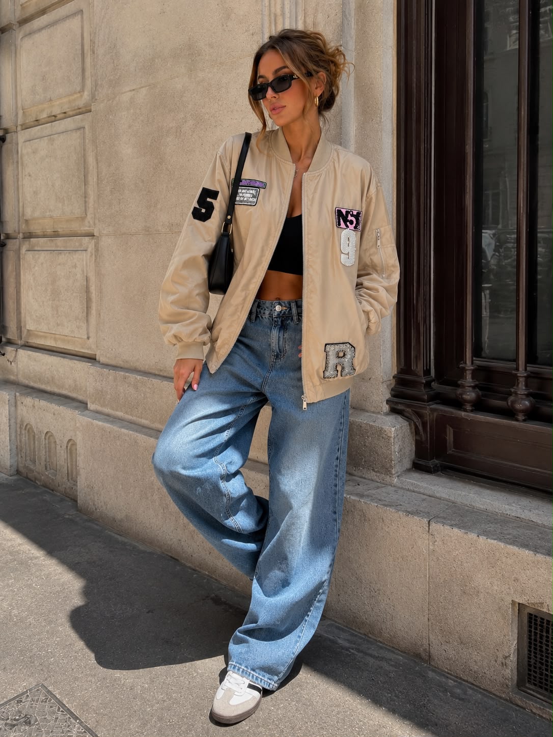 Bomberjacket met patches Gigi in taupe, detailfoto