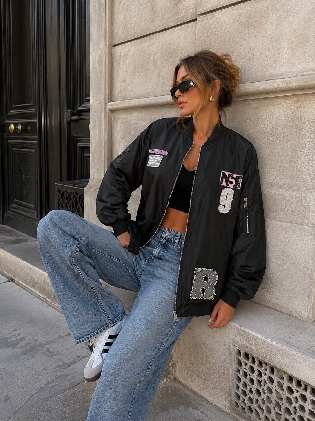 Bomberjacket met patches Gigi in zwart, detailfoto