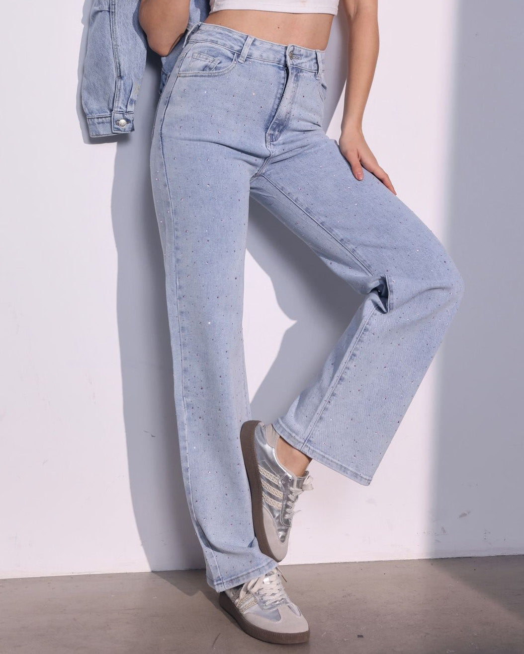 Hello Miss jeans lichtblauw wide leg fit met all over roze steentjes voor en achter - 2