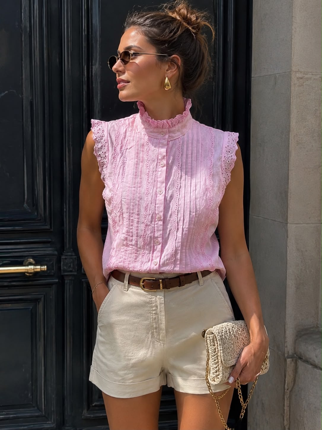 Detail van roze blouse met kant Nance met ruffle hals en kanten afwerking