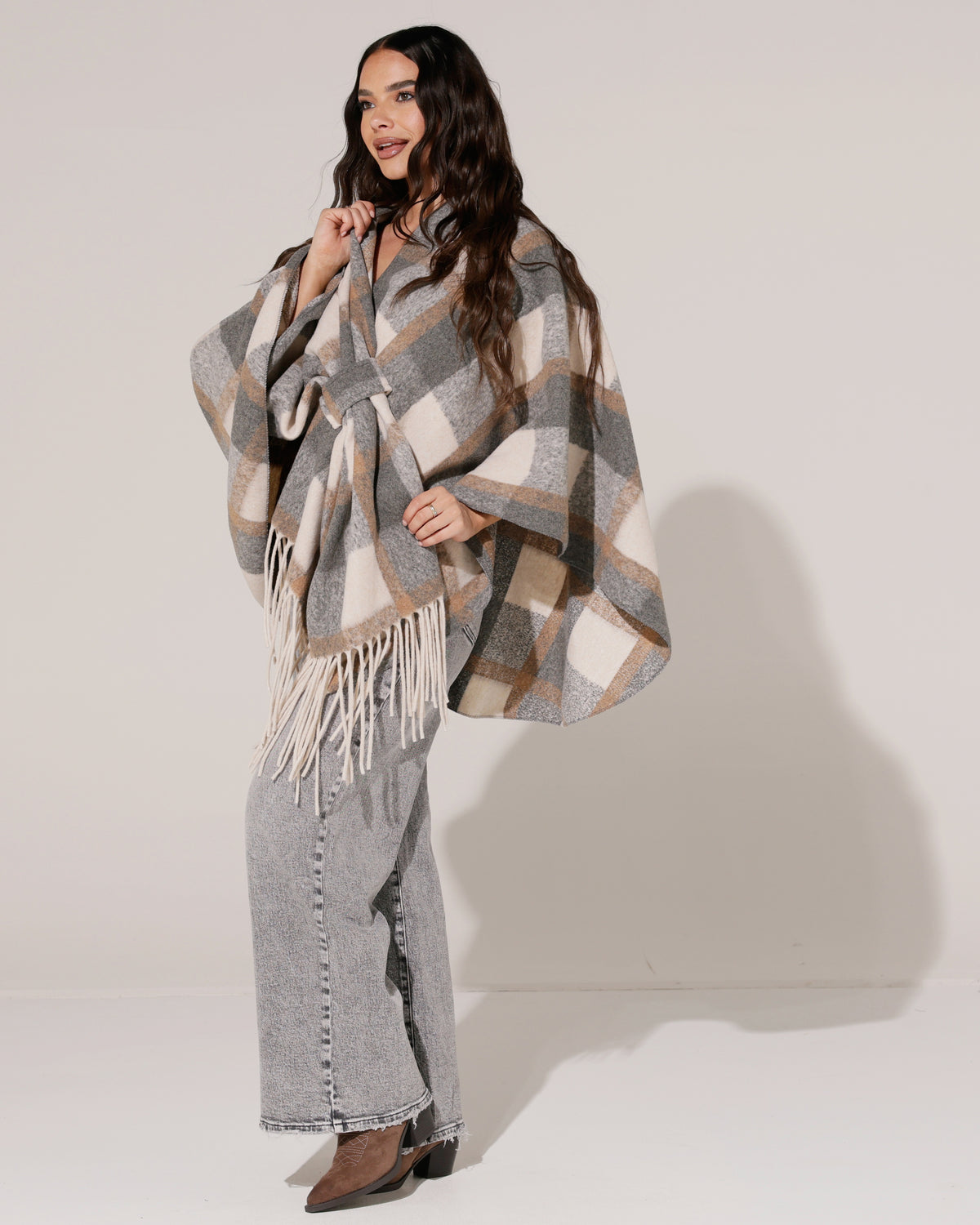 Geruite poncho Lize in grijs, extra aanzicht 2
