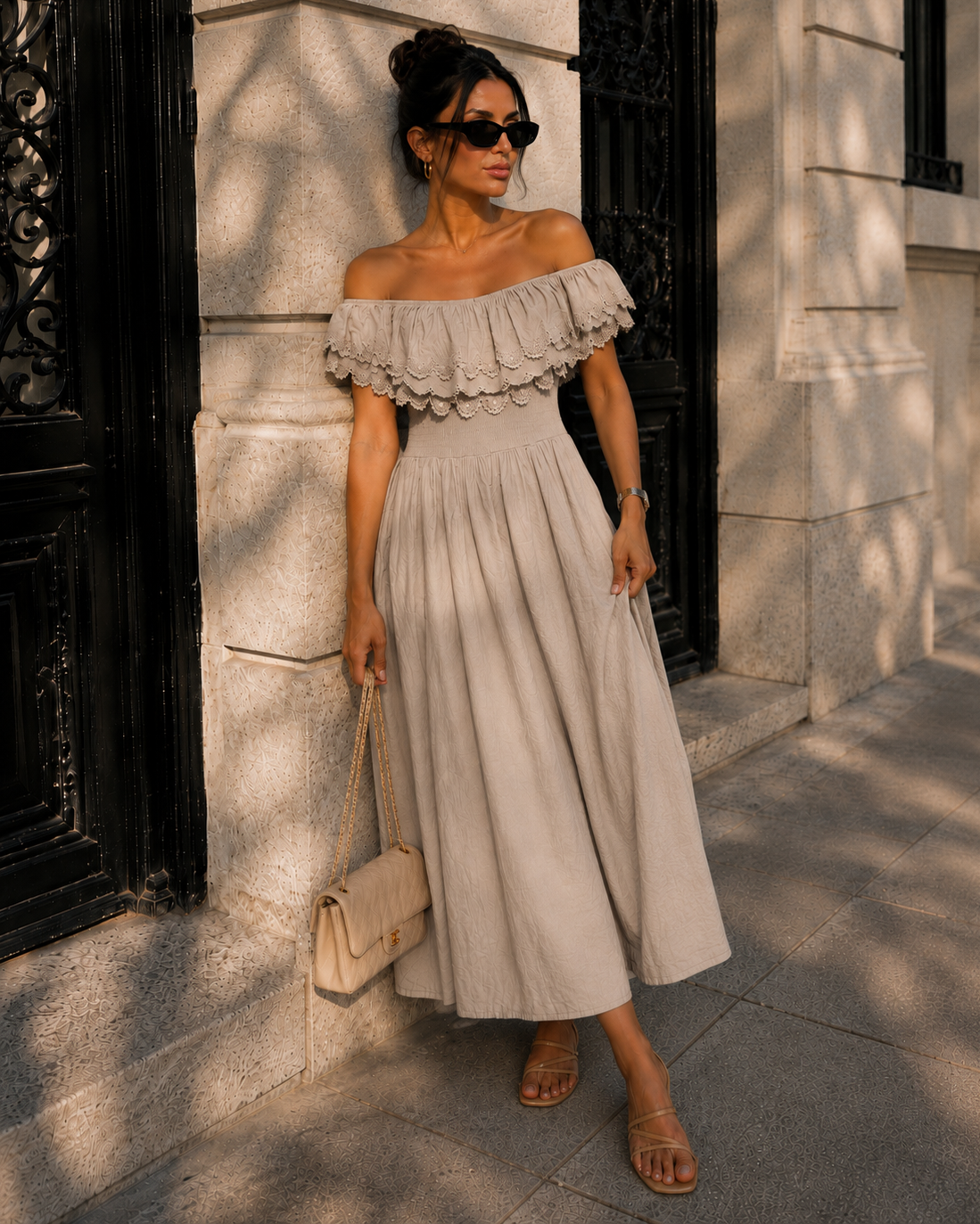 Off-shoulder jurk met broderie Bibi Taupe