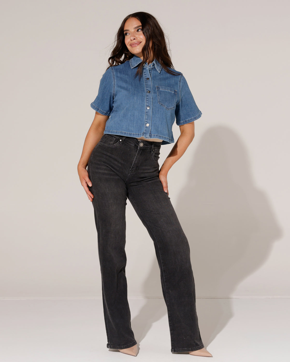 Laulia Spijkerblouse kortvallend Nina in blauw, extra aanzicht 4