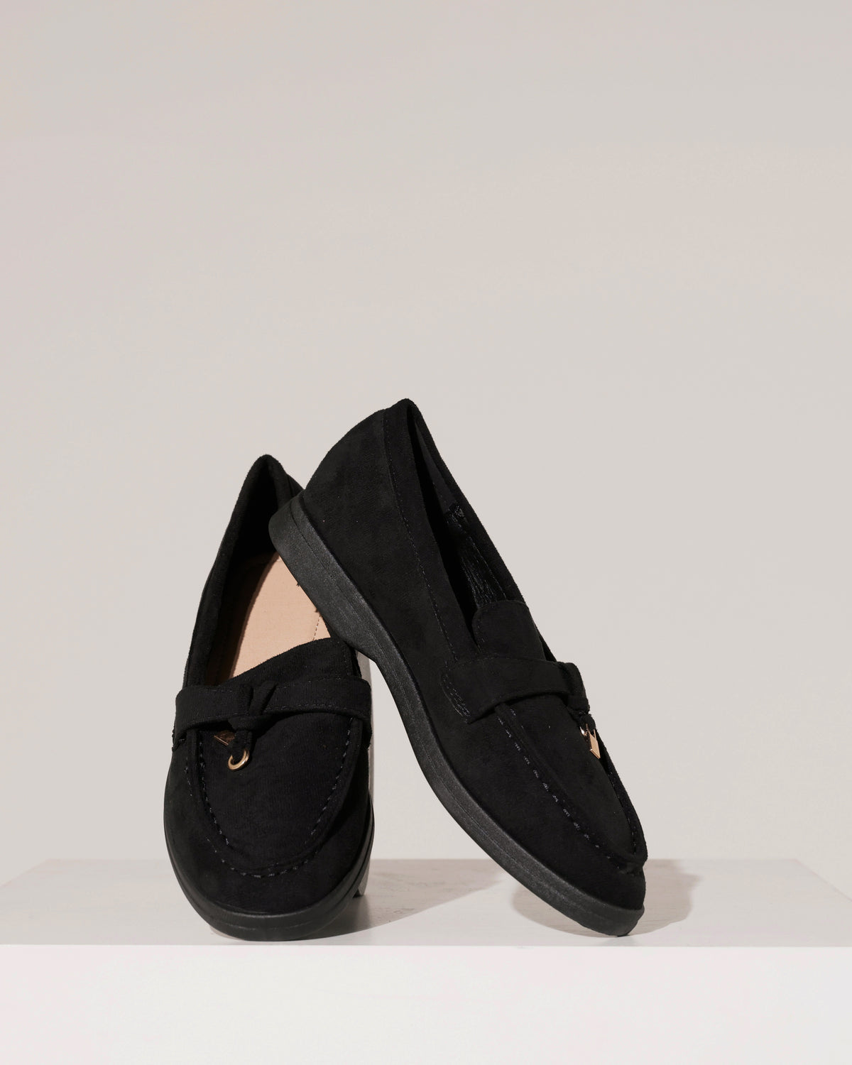 Loafer met goudkleurig detail Lesley in zwart, extra aanzicht 2