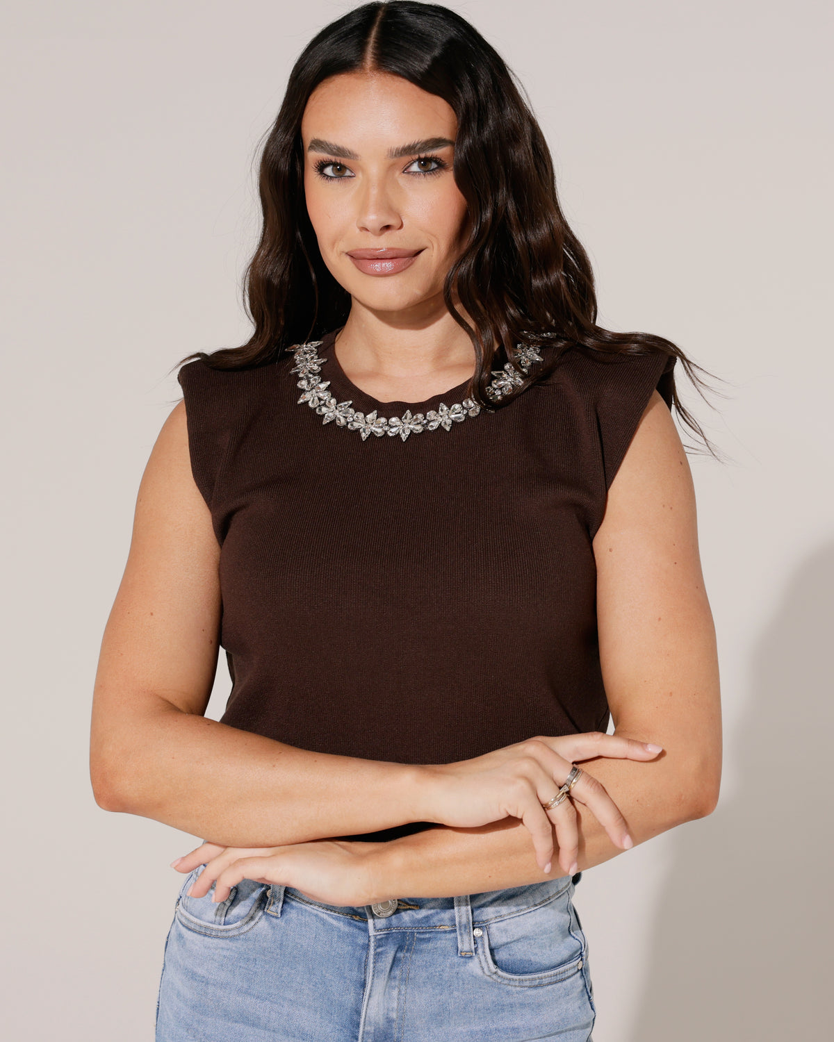 Mouwloze top met strass hals Kim in donkerbruin