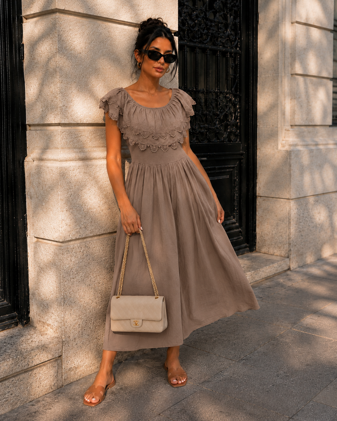 Off-shoulder jurk met broderie Bibi in taupe