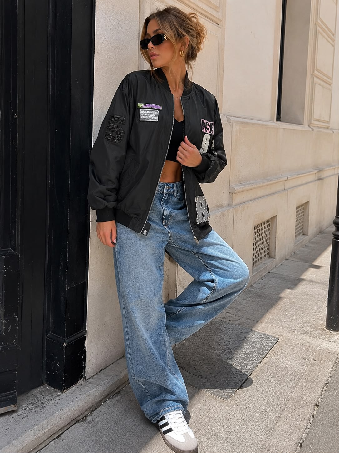 Oversized zwart bomberjacket met patches Gigi en wijde blauwe jeans