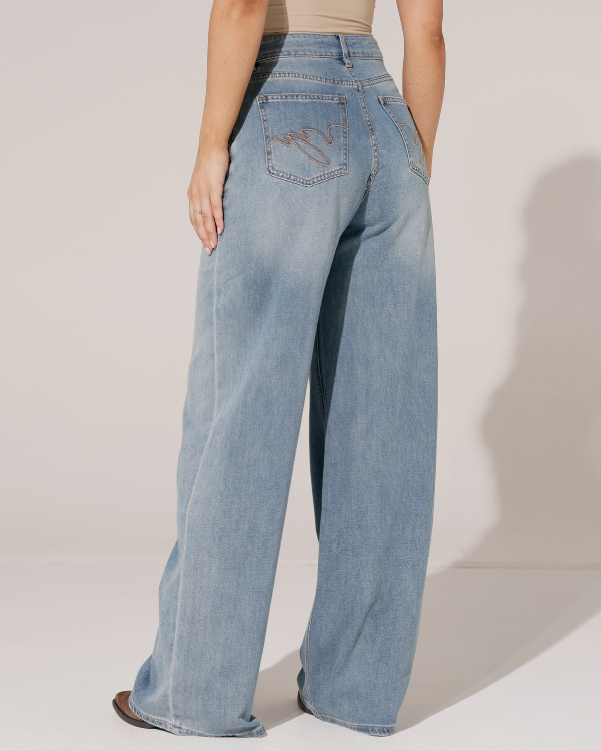 Queen Hearts Wide leg, soft jeans James in blauw, extra aanzicht 6