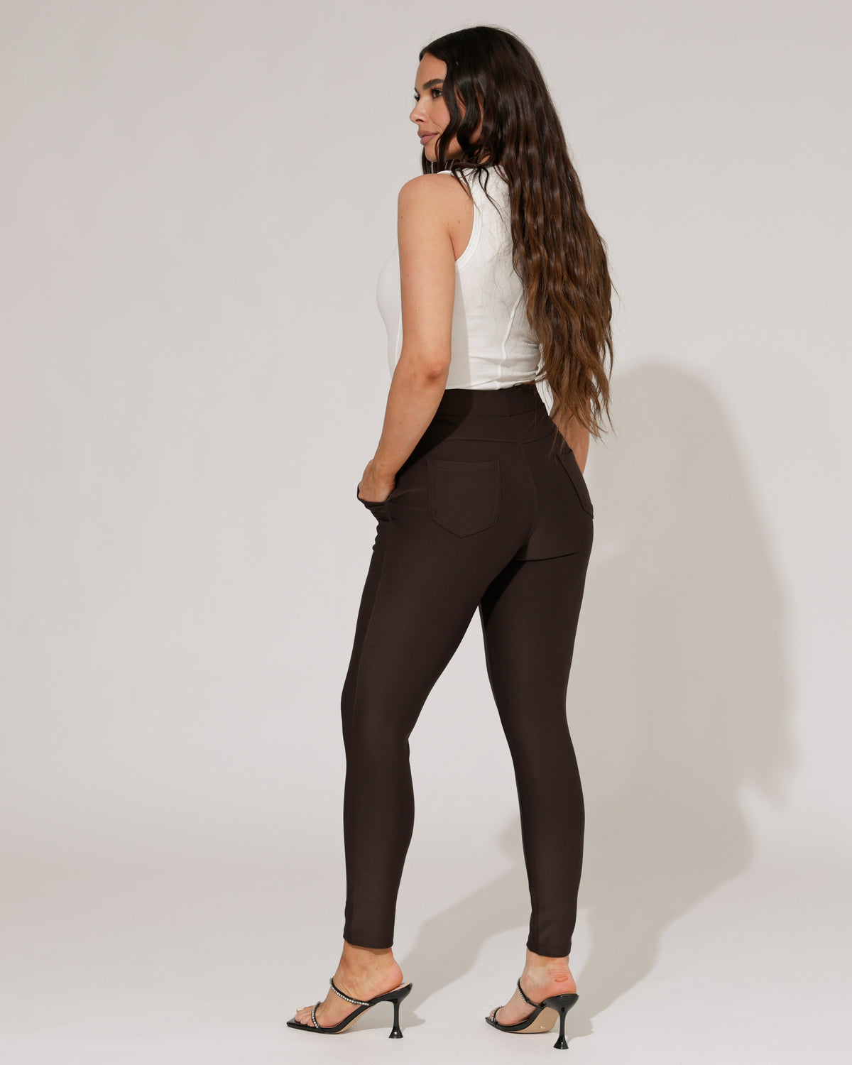 Stretch broek Tess in donkerbruin, extra aanzicht 2