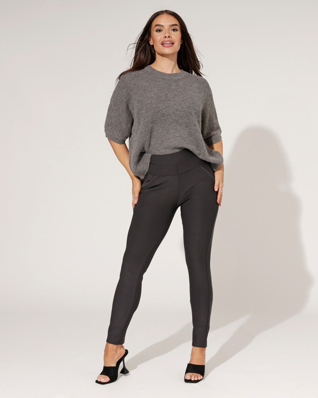 Stretch broek Tess in donkergrijs, extra aanzicht 2