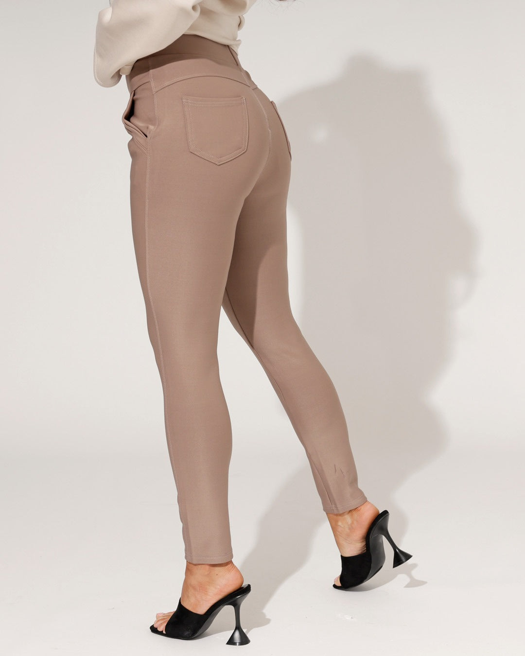 Stretch broek Tess in taupe, extra aanzicht 4