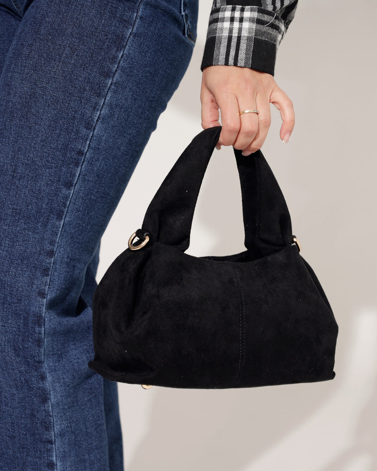Suede-look Schoudertas Amy in zwart