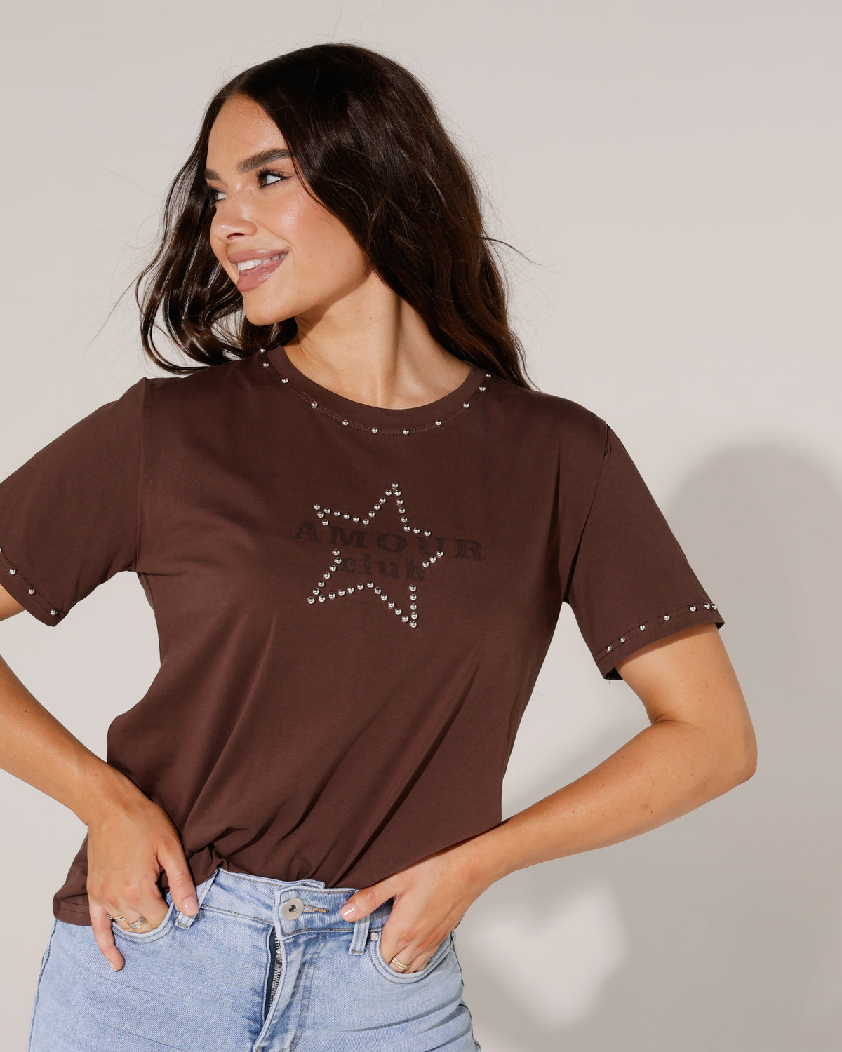 T-shirt Amour club in donkerbruin
