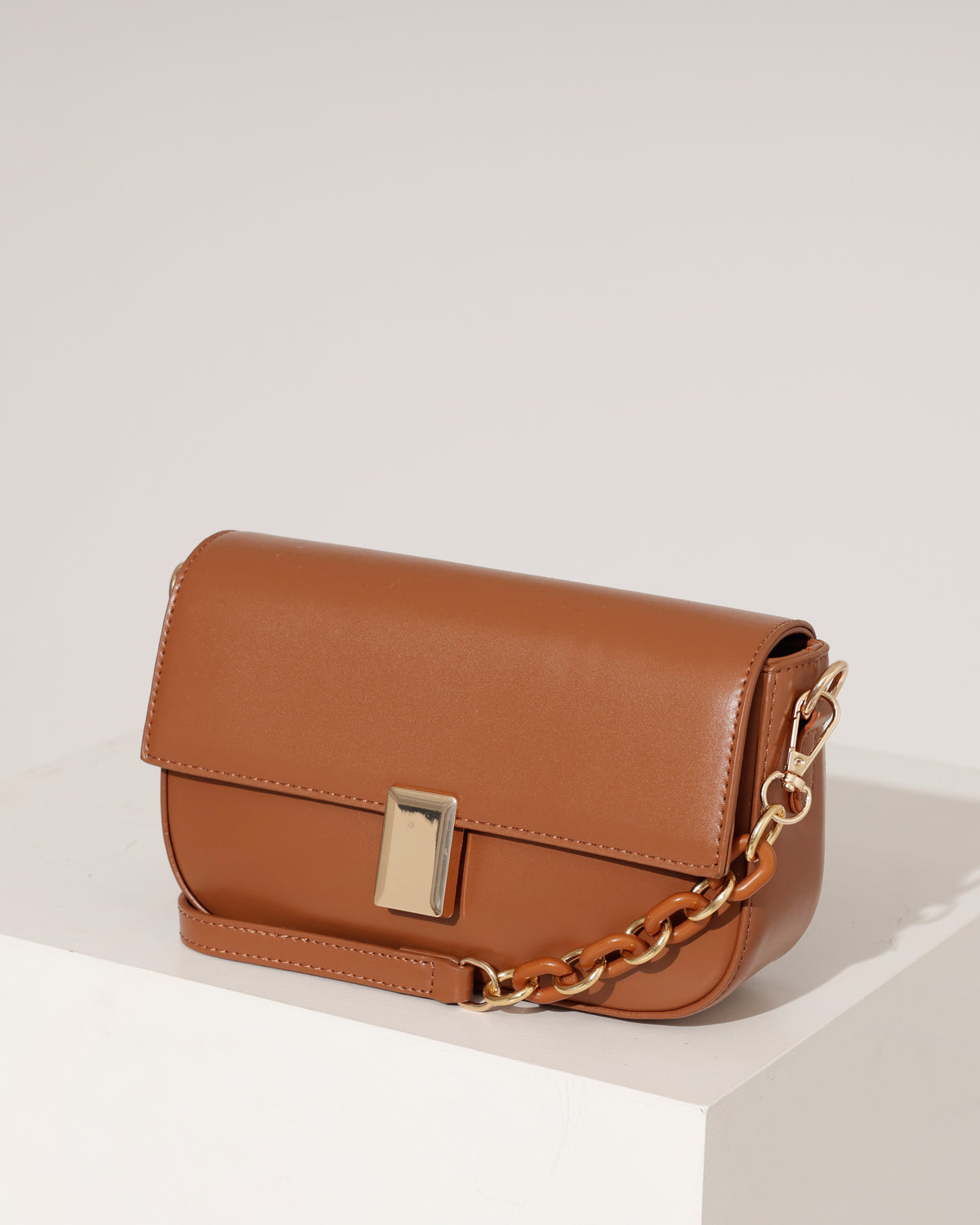 Tas Lela in camel