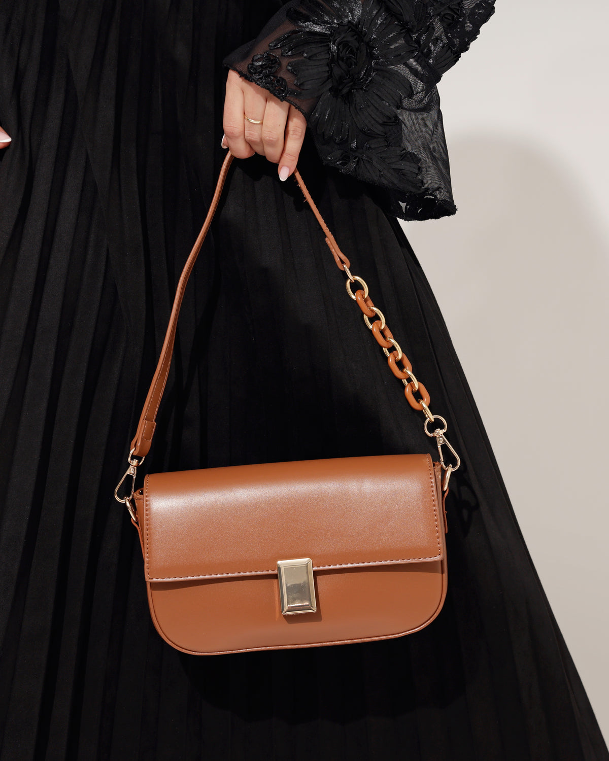 Tas Lela in camel, extra aanzicht 4