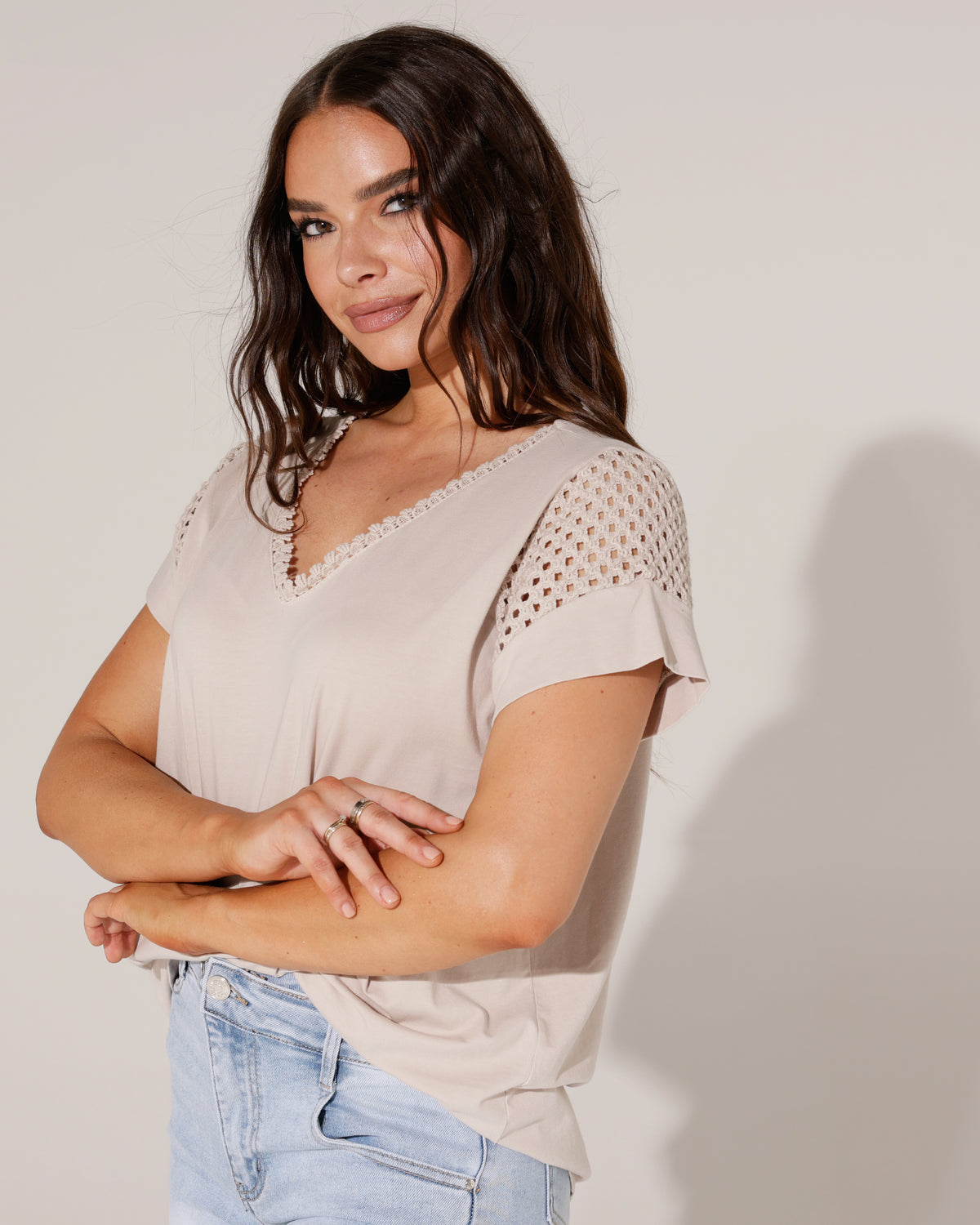 Top met gehaakte mouwdetail Kiki in taupe, extra aanzicht 2