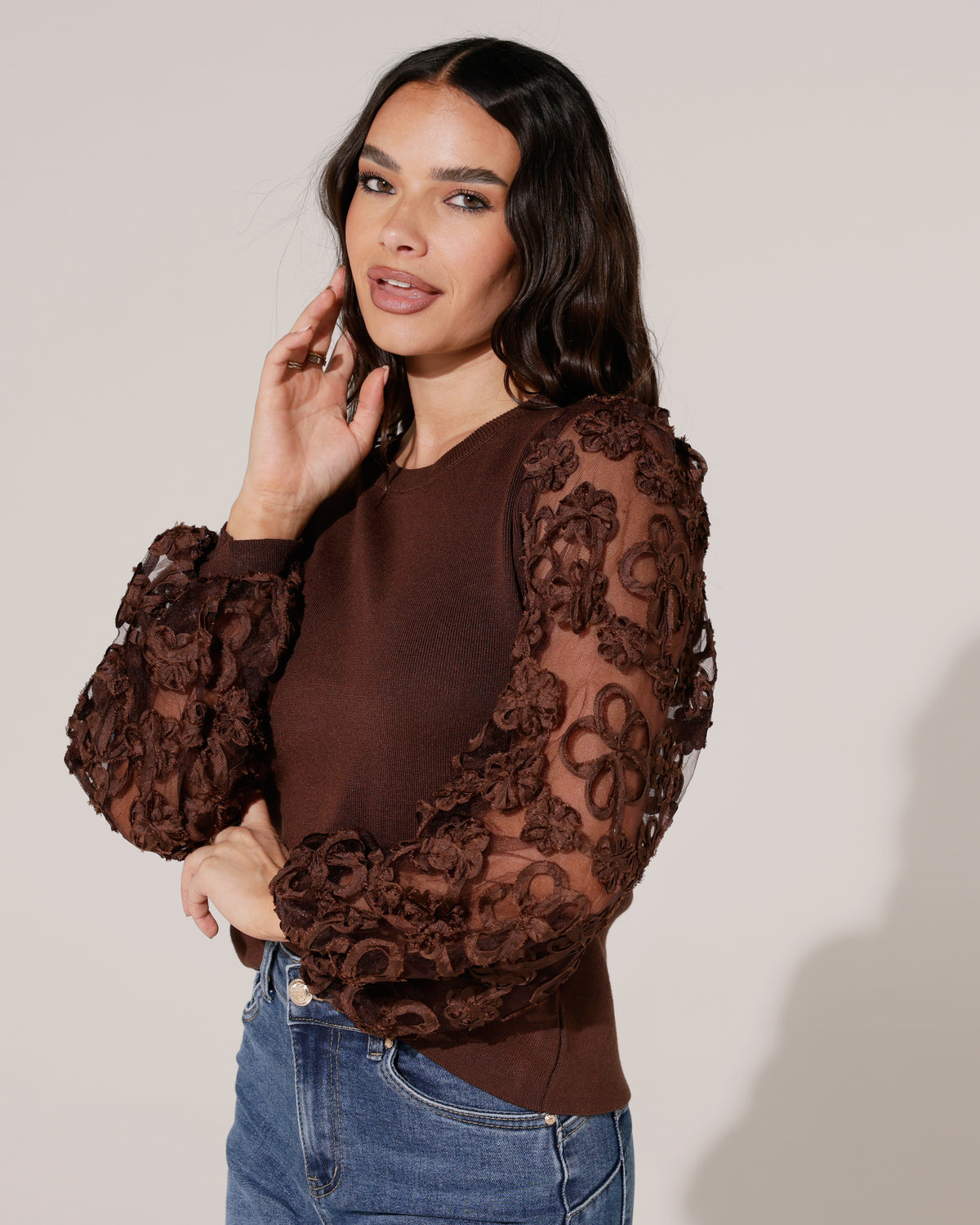 Top met voile mouwen met bloemen Lou in bruin, extra aanzicht 2