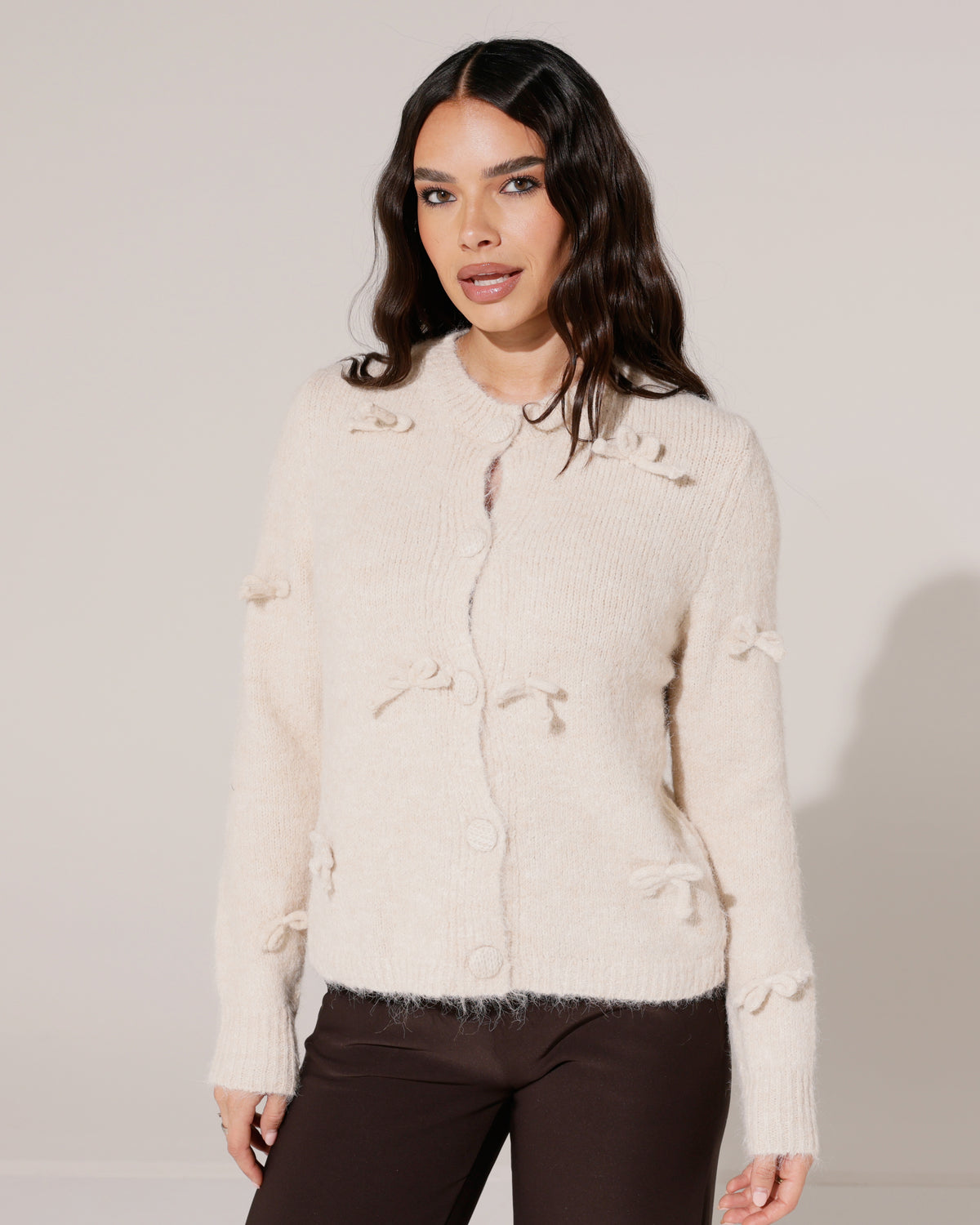 Vest met strikjes Lola in beige, extra aanzicht 2