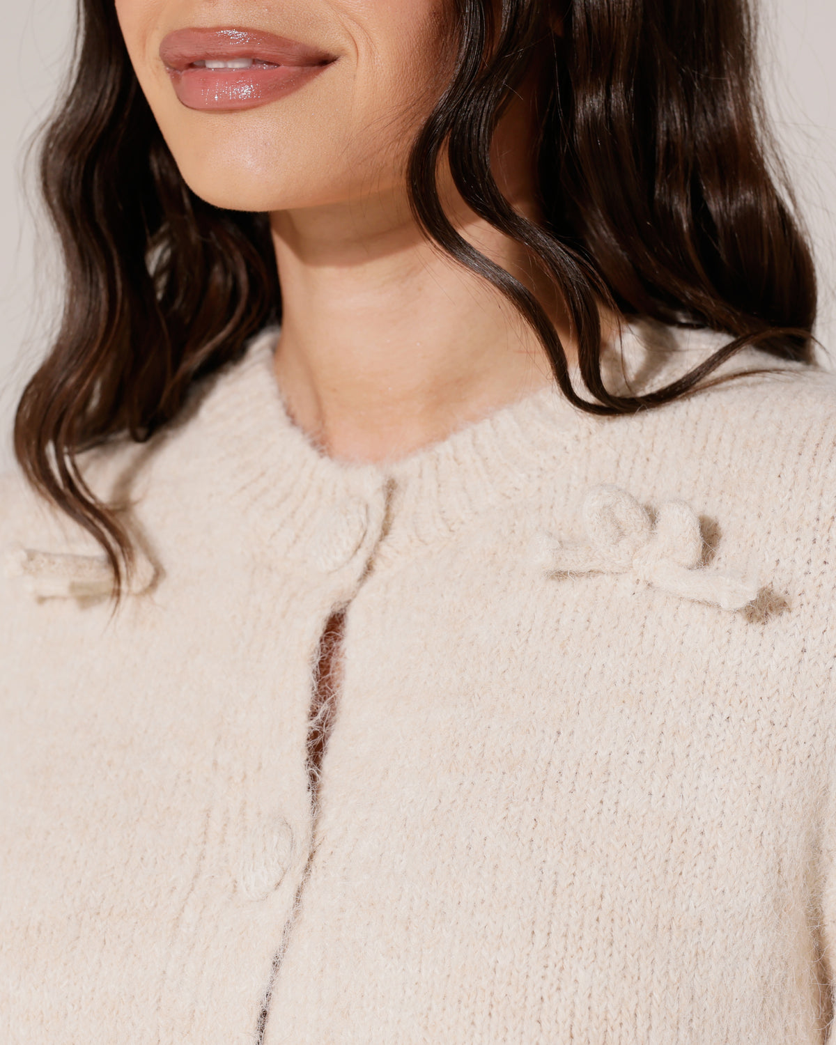 Vest met strikjes Lola in beige, extra aanzicht 3