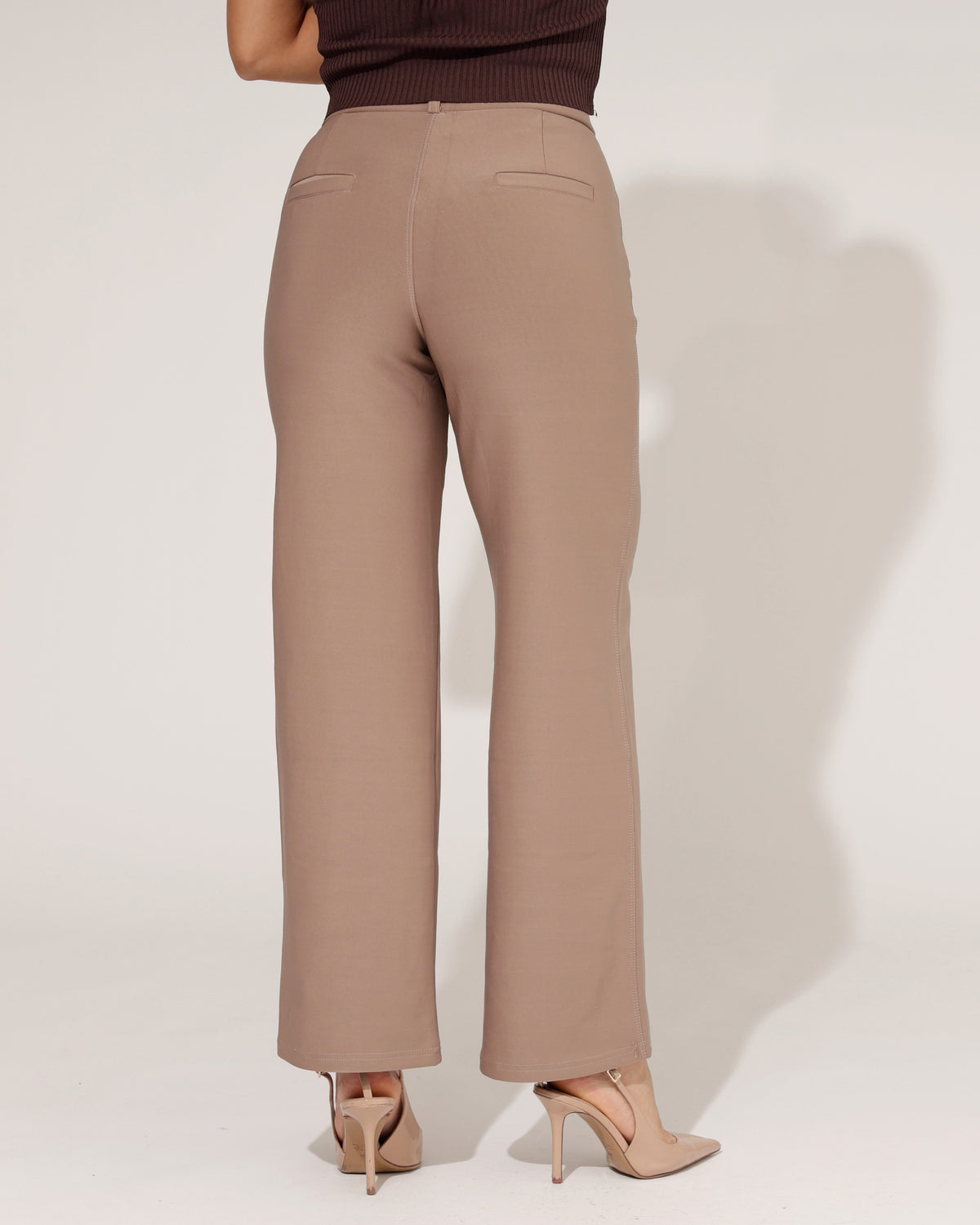 Wide leg broek Quinn in taupe, achteraanzicht