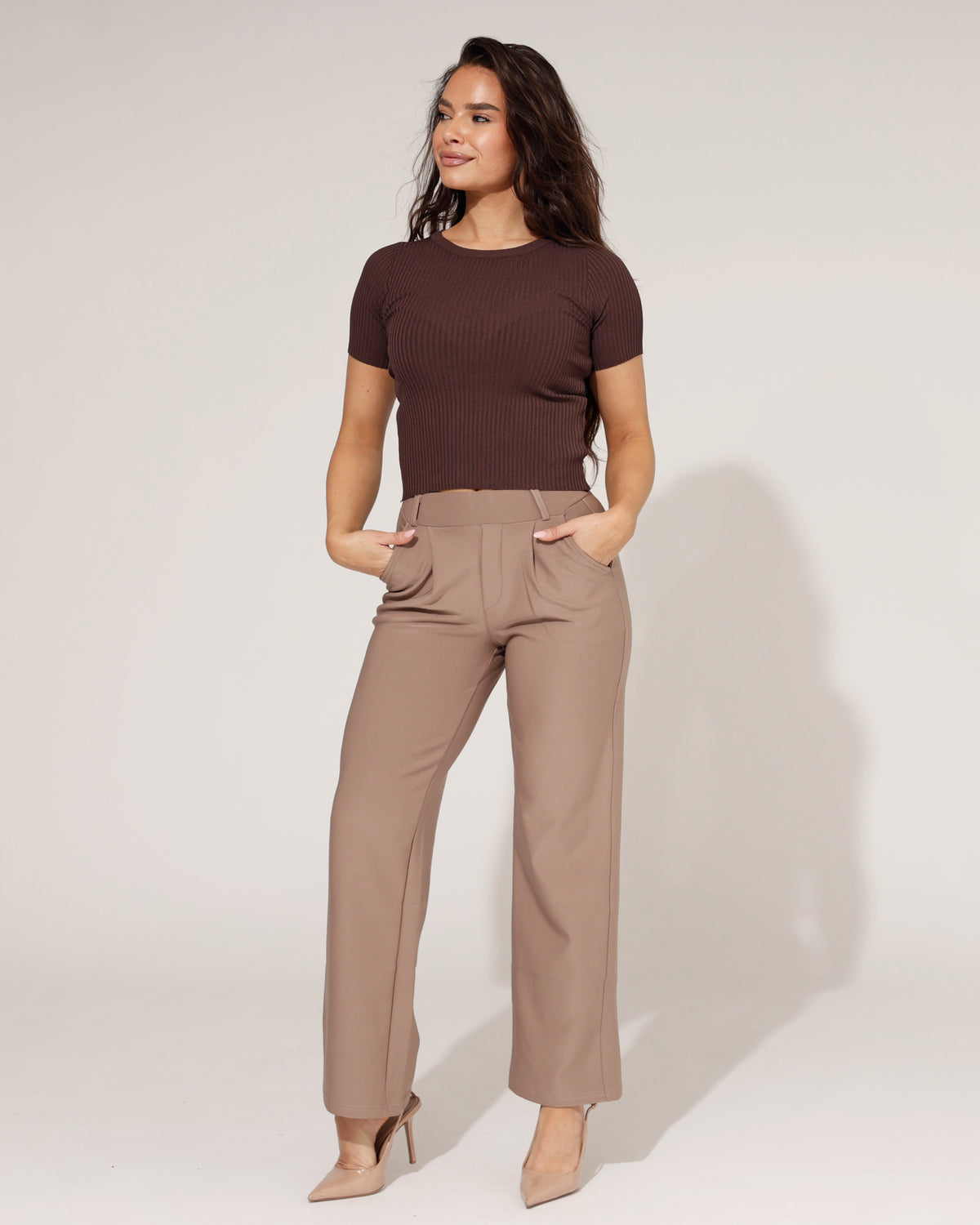 Wide leg broek Quinn in taupe, vooraanzicht