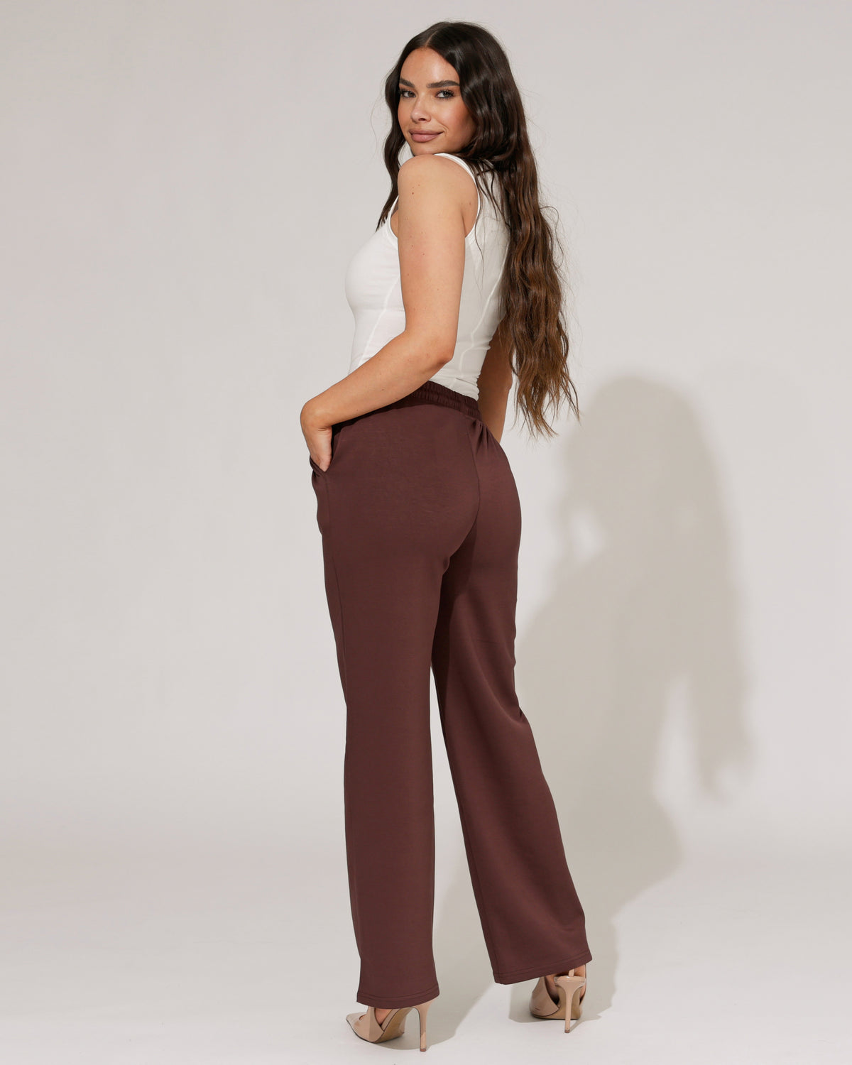 Wide leg broek Rozaly in donkerbruin, extra aanzicht 2