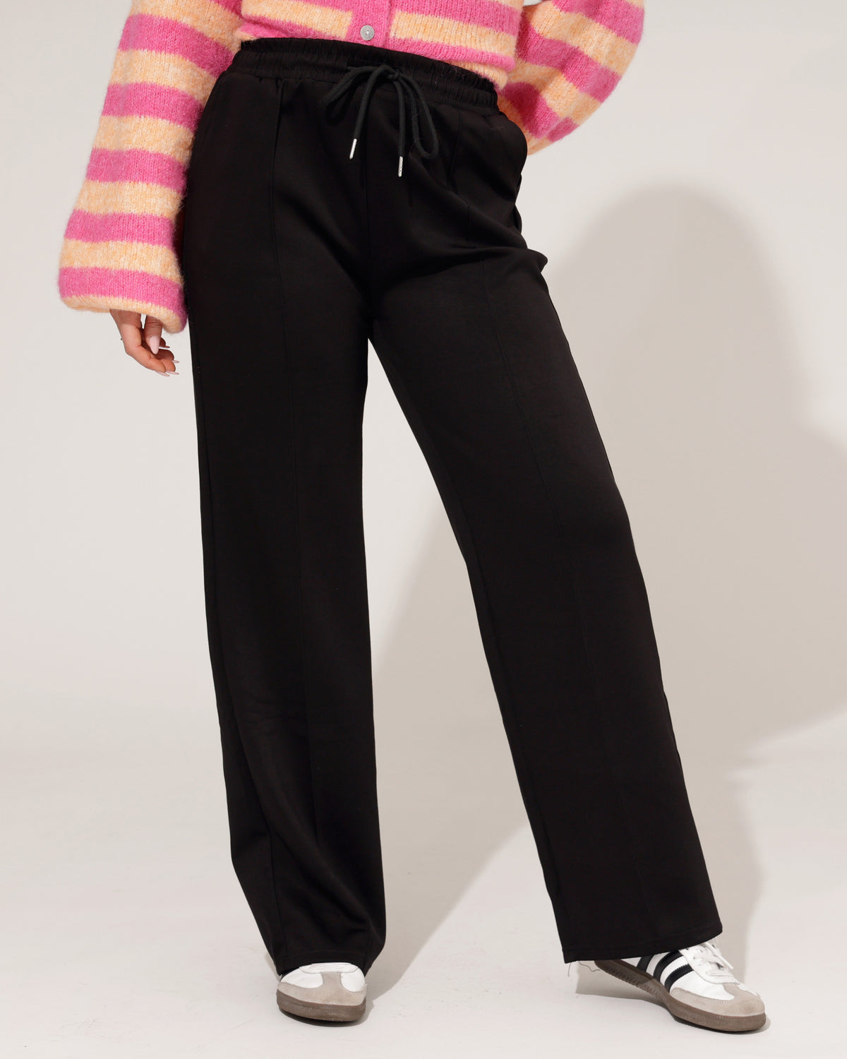 Wide leg broek Rozaly in zwart, extra aanzicht 2