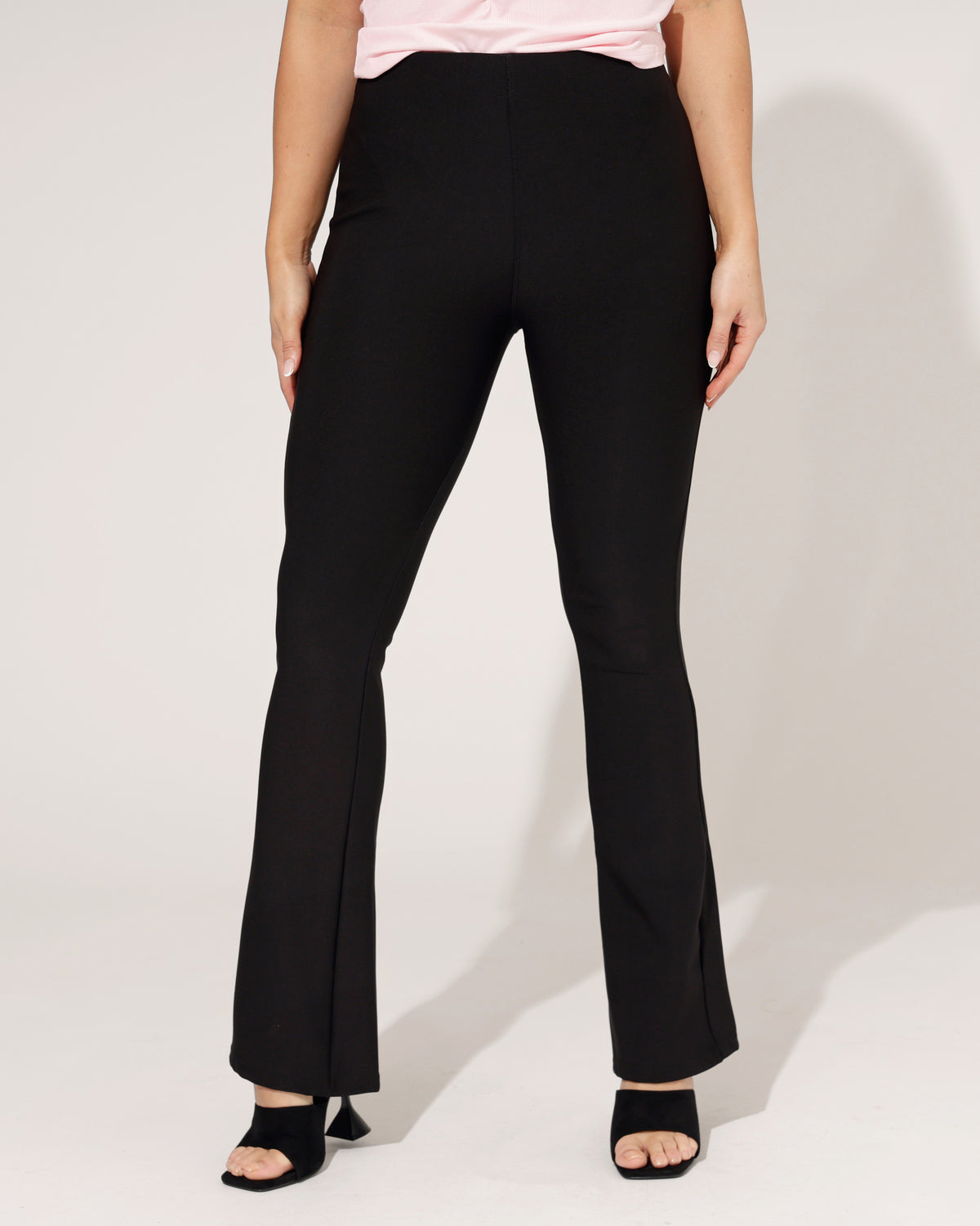 Yu & Me Flared broek Lulu in zwart